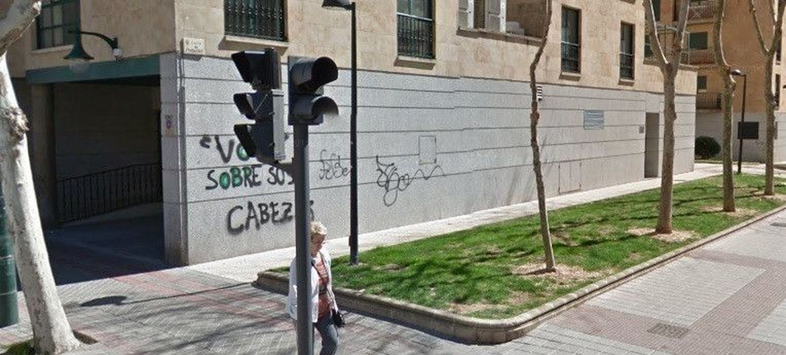 Sorprendidos dos grafiteros de madrugada en la calle Peñafiel