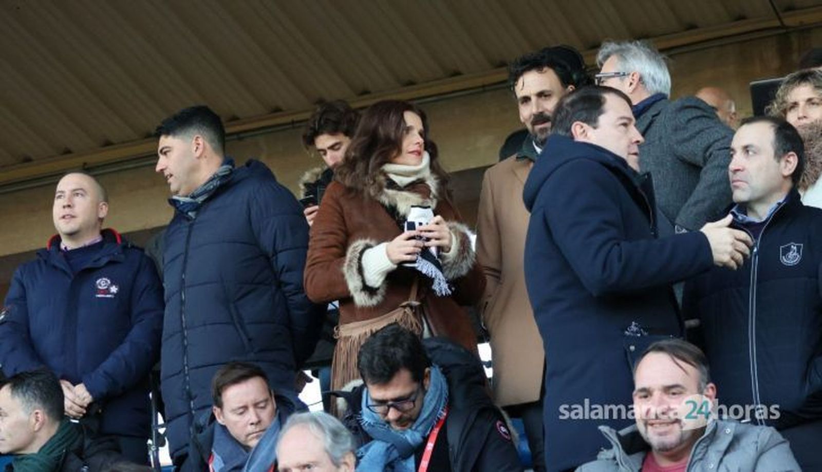Almudena Parres y Tom, en la previa del choque entre Unionistas y el Villarreal en Copa del Rey | FOTO ANDREA MATEOS