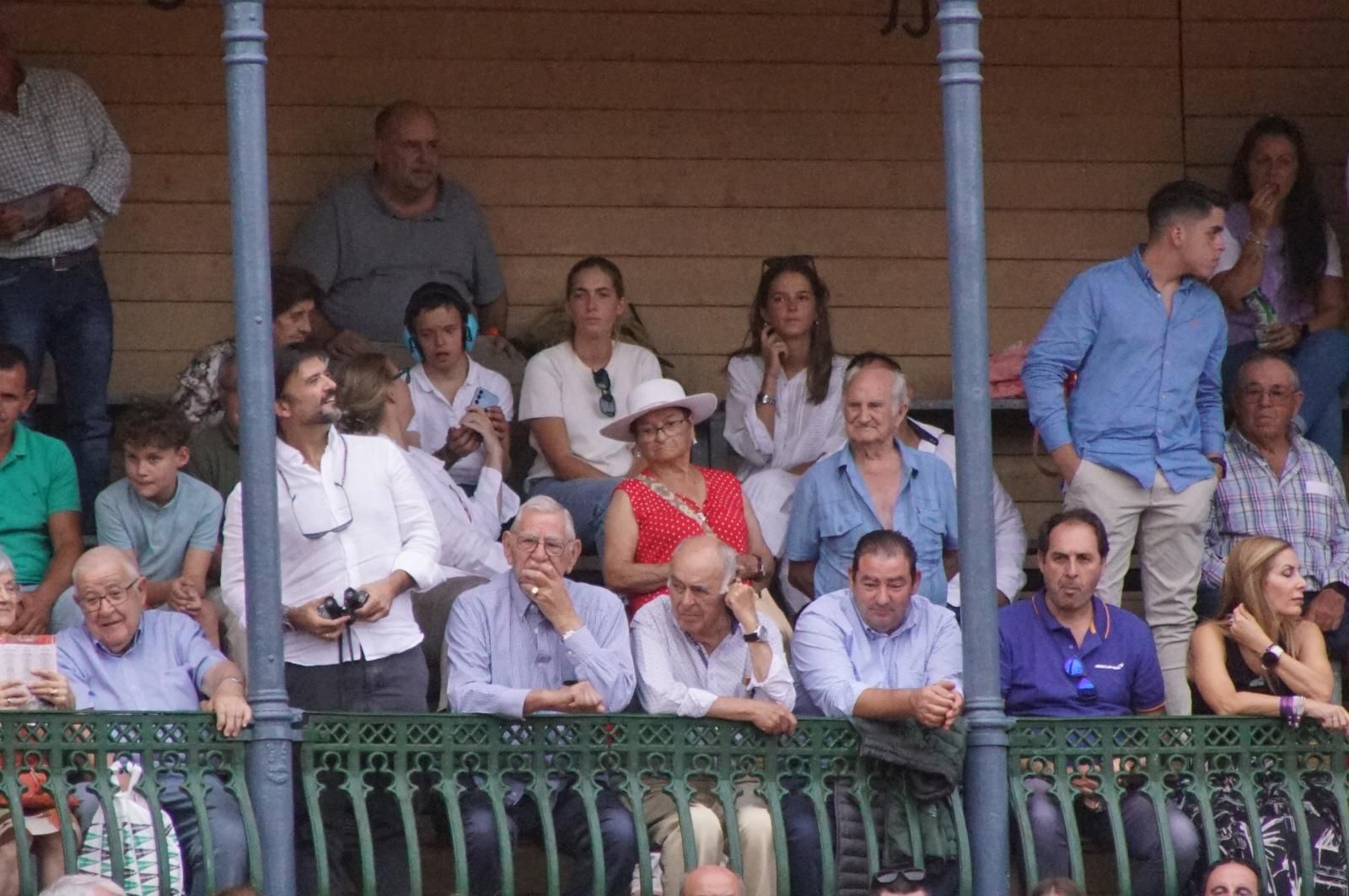 Expectación por ver los caballos de rejoneo en La Glorieta: imágenes del ambiente en los tendidos y en el patio de cuadrillas
