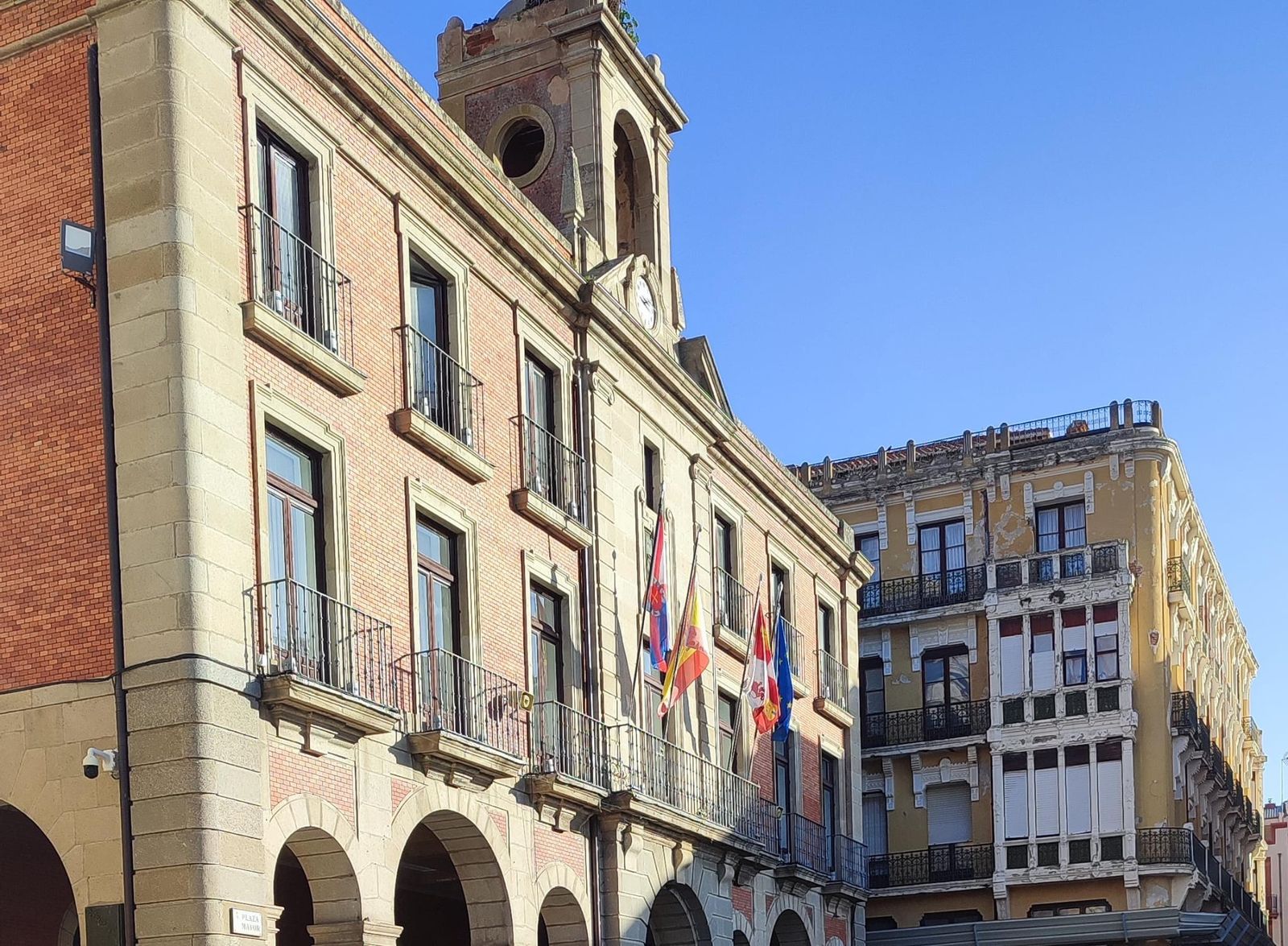 Imagen de la bandera de Ponferrada ondeando en el Ayuntamiento de Zamora Foto: V.M