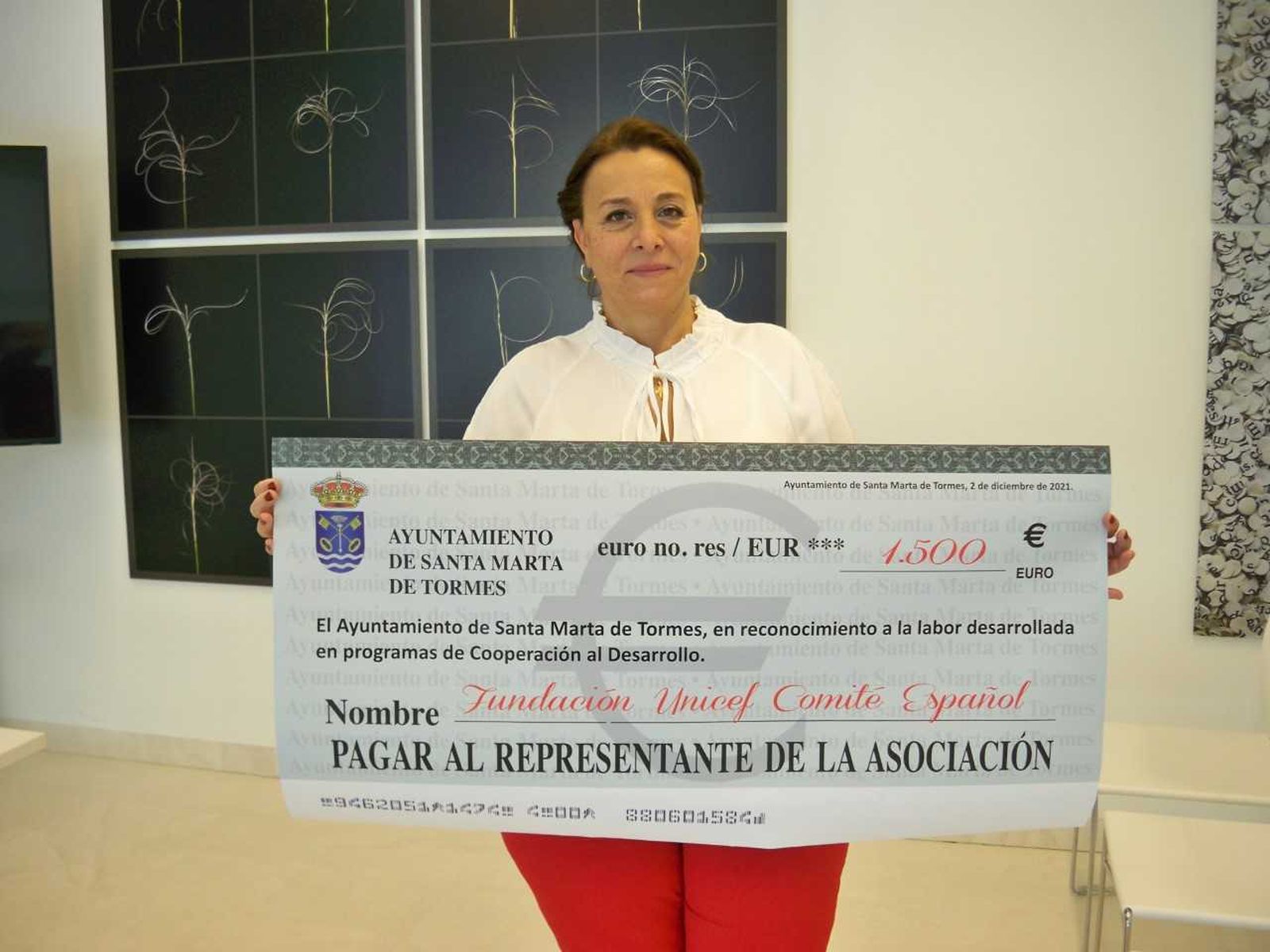 Santa Marta. María Cruz Gacho muestra la ayuda a Fundación Unicef