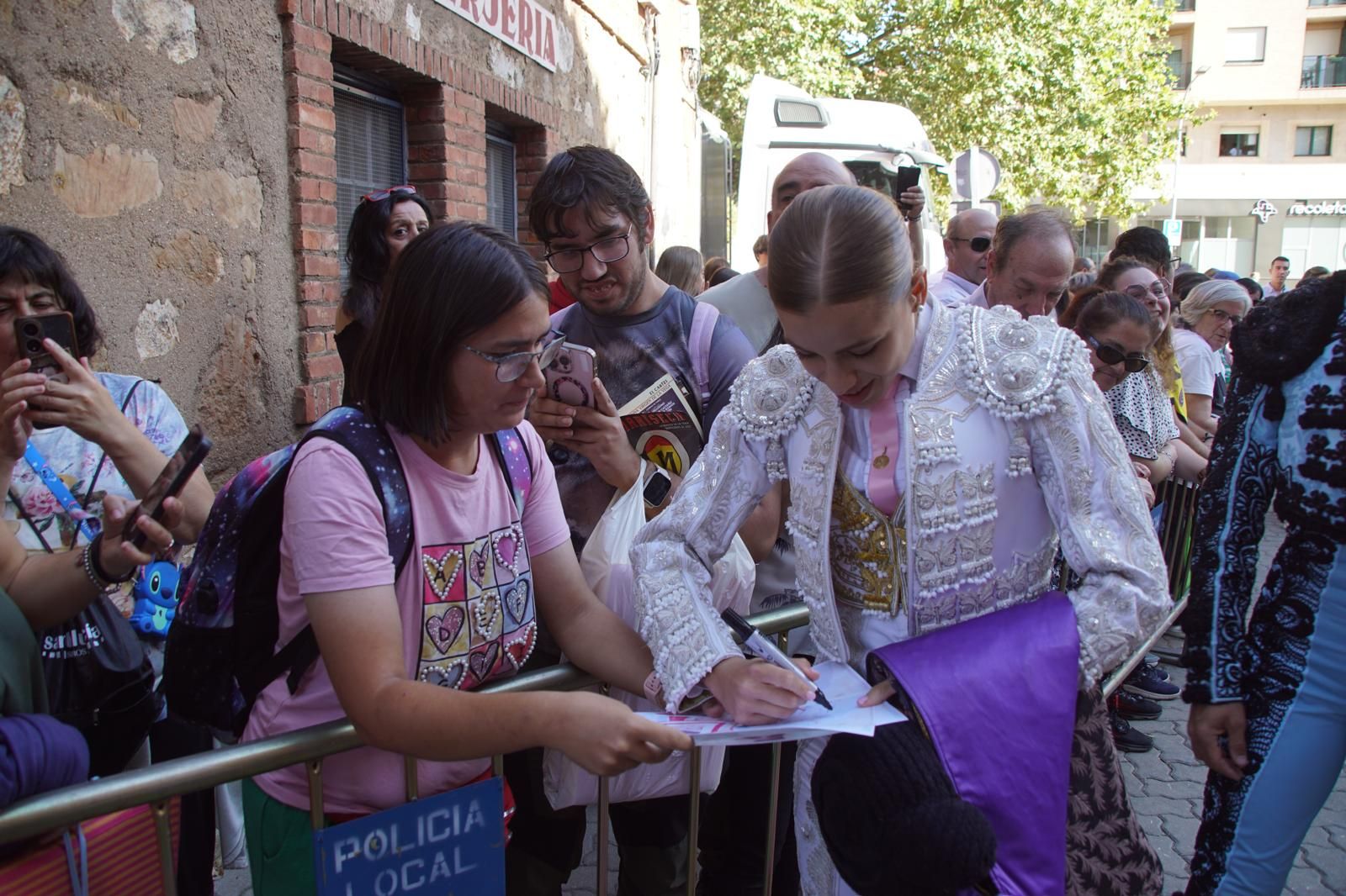 Así han vivido los salmantinos el primer festejo de la feria taurina 2025: imágenes del ambiente en los tendidos y en el patio de cuadrillas
