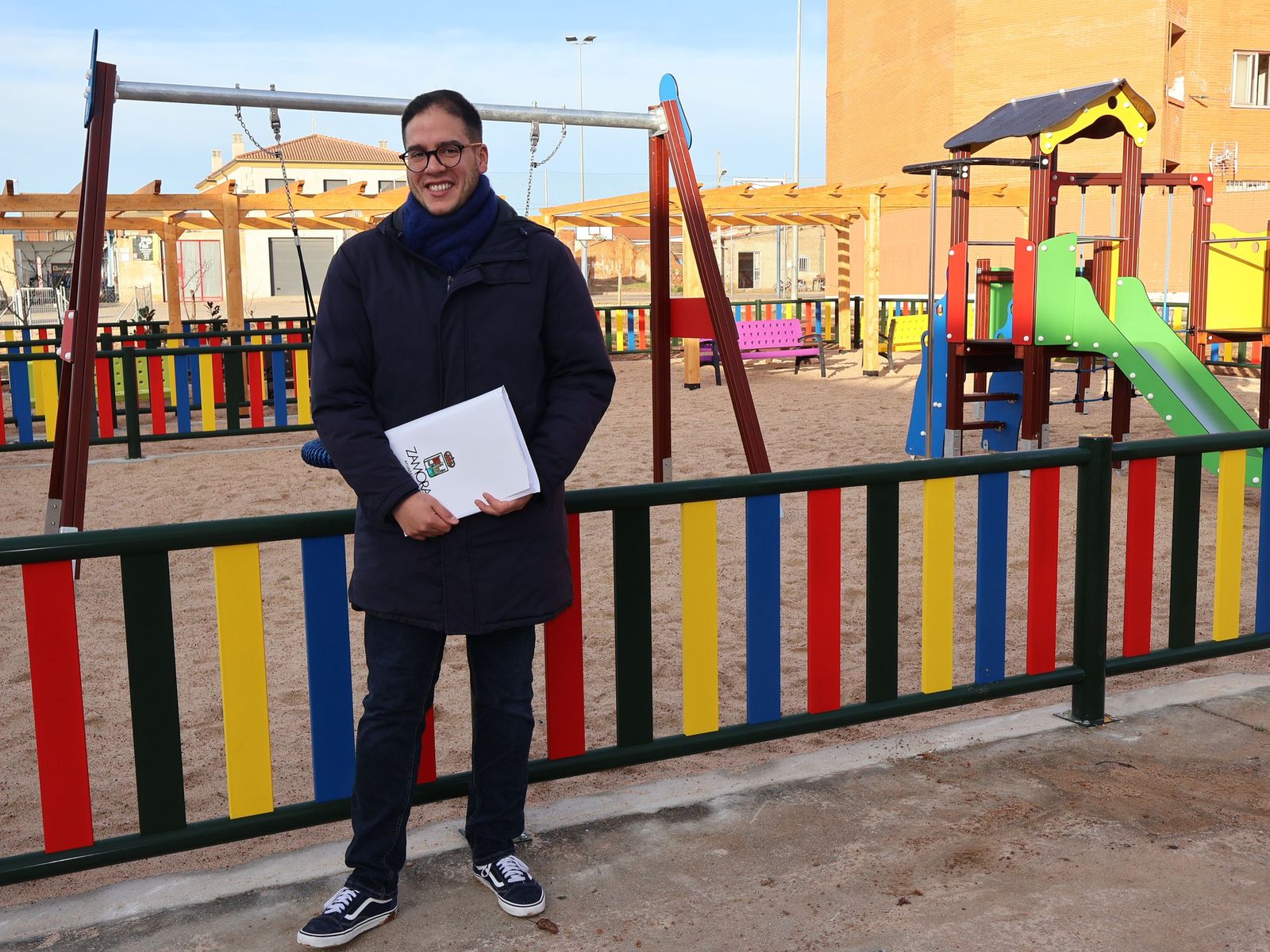 Pablo Novo frente a la nueva zona de juegos de La Alberca