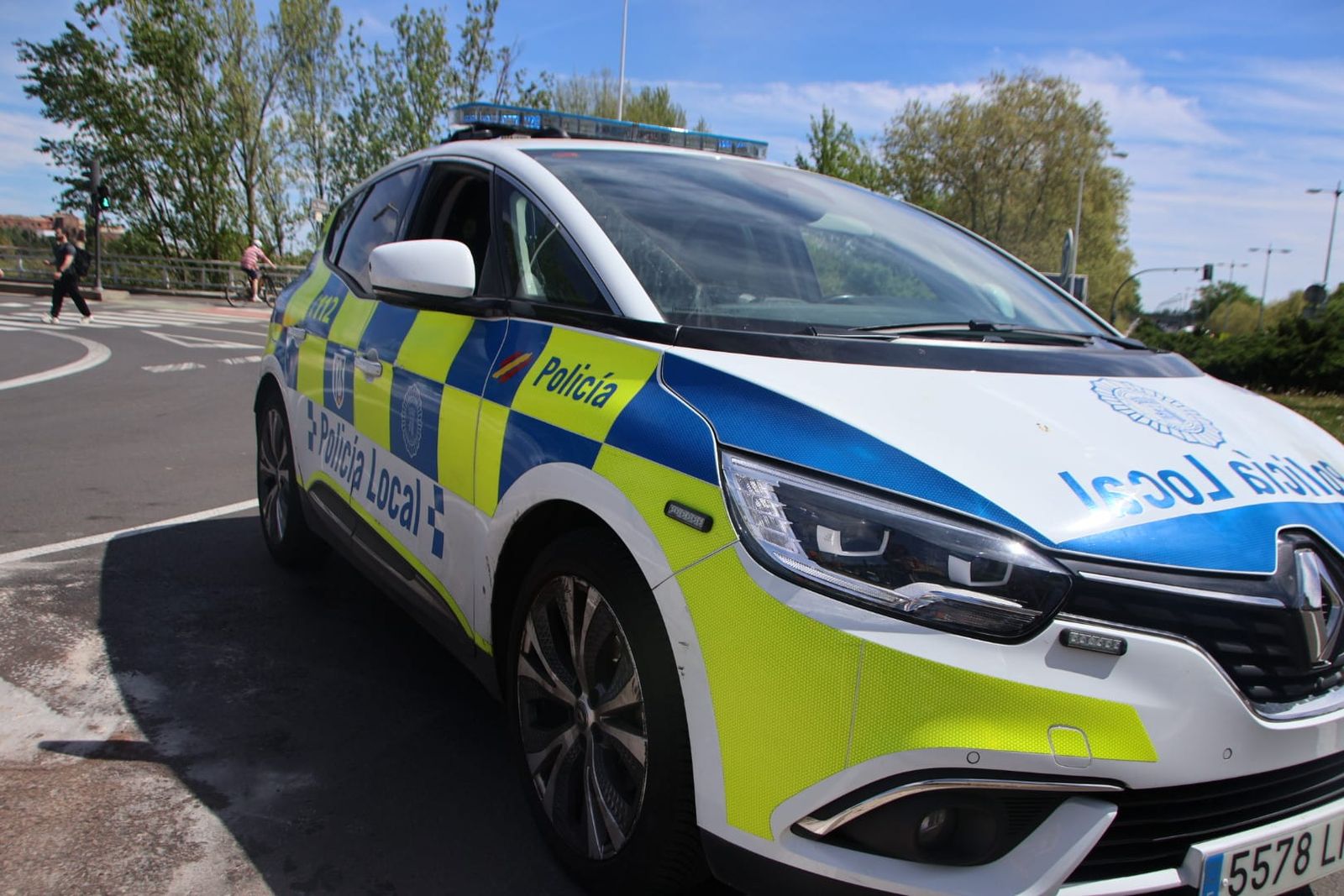 Los bomberos intervienen en la glorieta Leonardo da Vinci por un vertido de aceite tras un golpe a un turismo