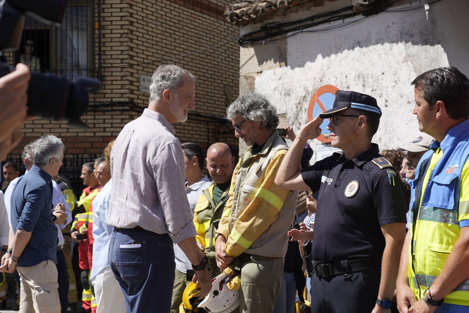 El Rey Felipe VI durante su visita a Trasierra - Tierras de Granadilla, zona afectada por los incendios, - Carlos Criado - Europa Press
