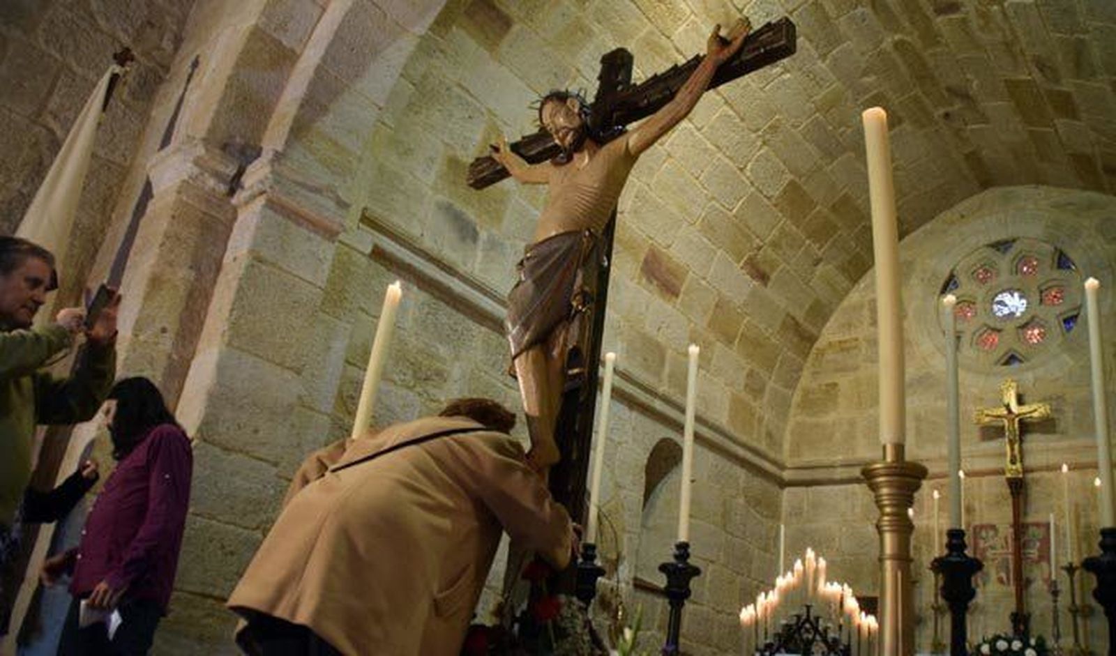 Decenas de fieles participan en el Solemne Besapié al Cristo del Espíritu Santo