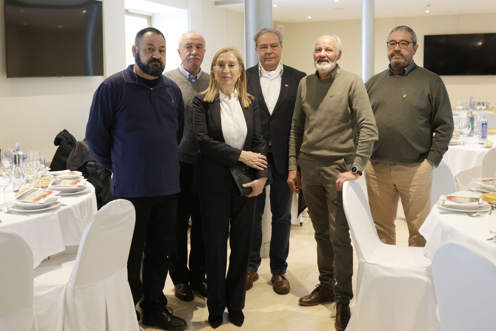 JL Leal  ICAL . La expresidenta del Congreso, Ana Pastor, asiste a la tradicional comida de los hermanos cargadores del Pebetero Torre del Salvador de la Real Cofradía del Santísimo Cristo de las Injurias de Zamor (2)