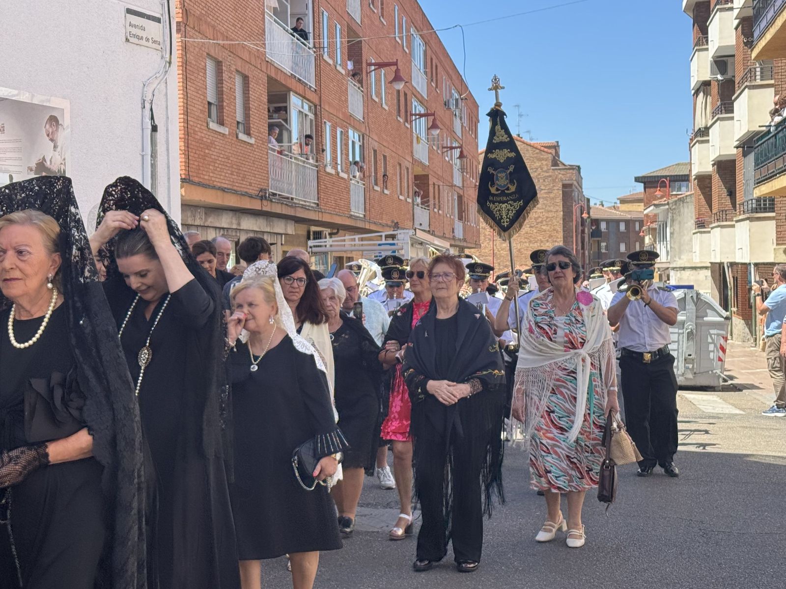 Misa solemne en honor a Santa Marta y a continuación procesión y vino español en el paseo fluvial.