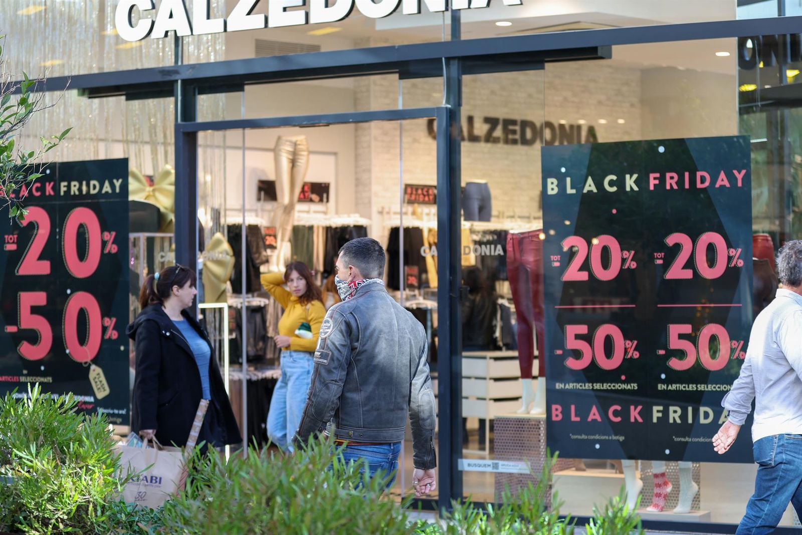 Las campañas comerciales de fin de año e inicio de rebajas ofrecen un 40% de empleos más que el año pasado. Varias personas van de compras durante el Black Friday. Tomàs Moyà   Europa Press. Archivo.