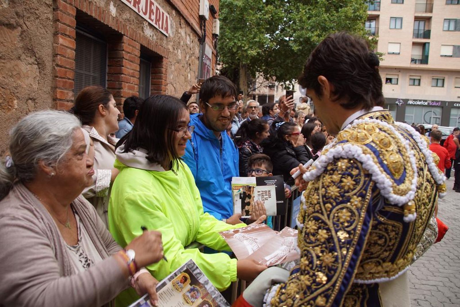 ambiente-en-el-patio-de-cuadrillas-de-la-glorieta-sabado-16-de-septiembre-24