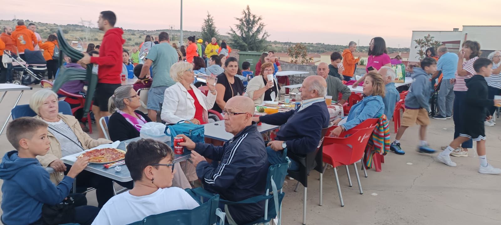 Los vecinos de Pereña de la Ribera se van de cena popular
