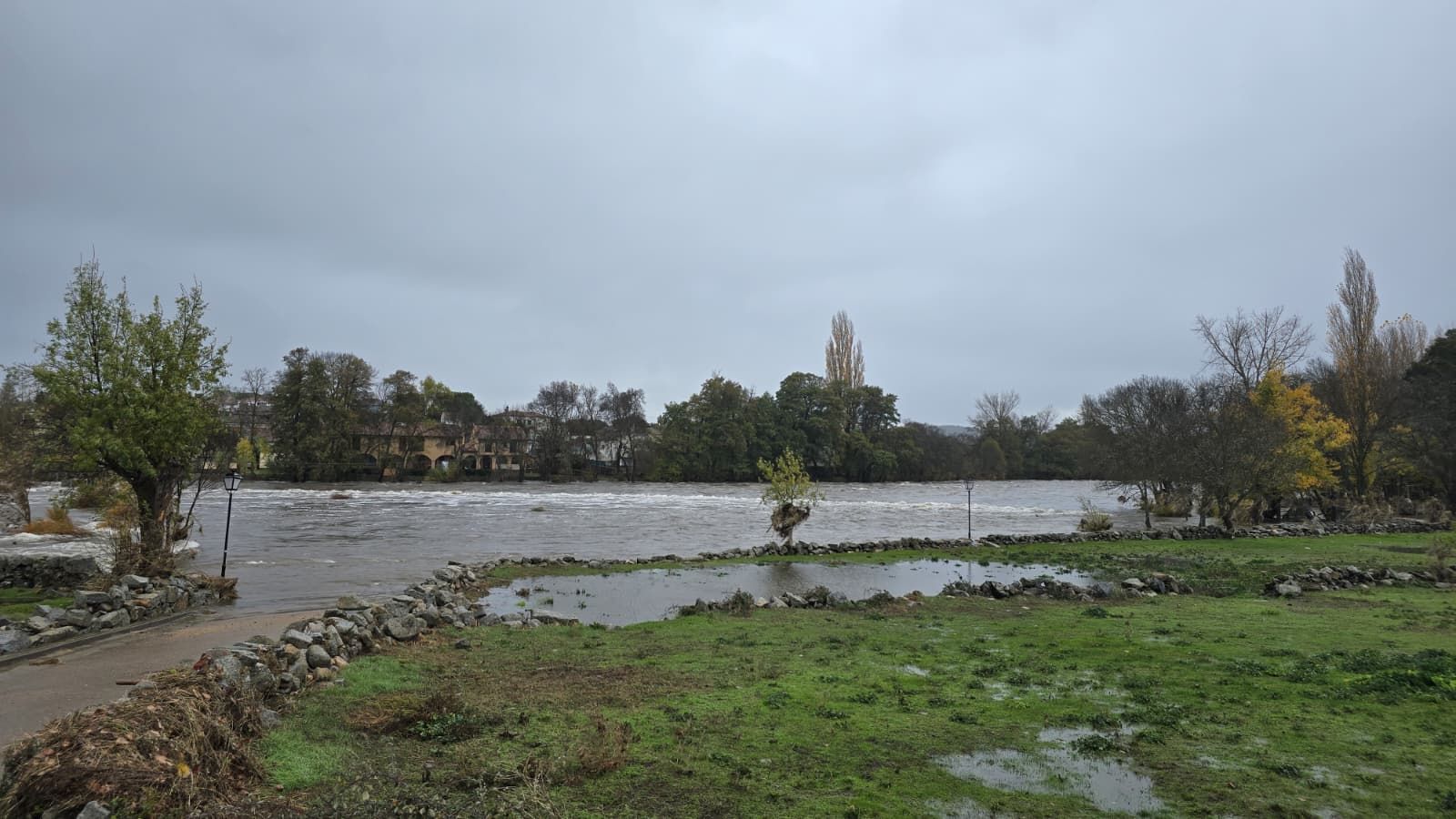 El río Tormes desbordado a su paso por El Puentes del Congosto tras el paso de la borrasca Claudia