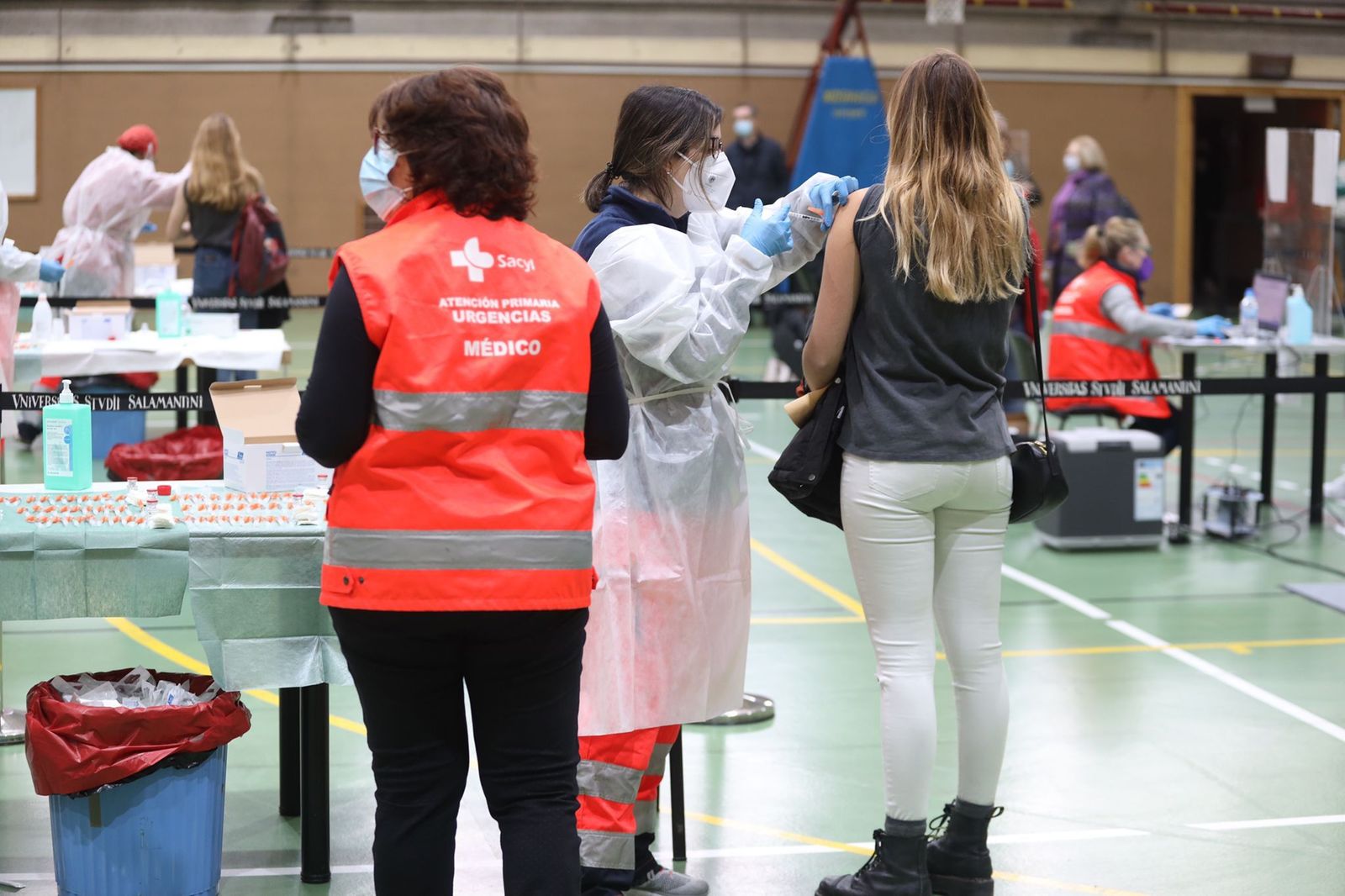 Una farmacéutica de 26 años, vacunada en febrero con AstraZeneca, acude al Hospital de Salamanca con un trombo en el brazo
