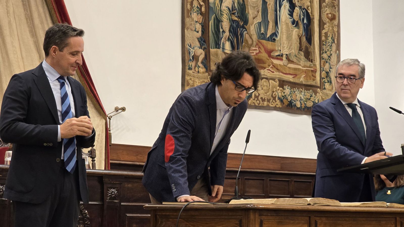 El rector de la Universidad de Salamanca preside el acto de toma de posesión de nuevos cargos académicos y del personal docente e investigador