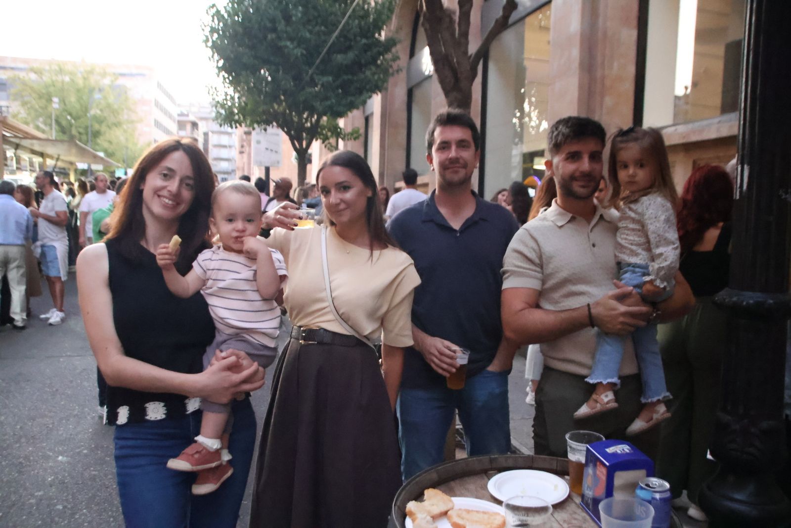 Ambiente de las casetas el  jueves por la tarde noche