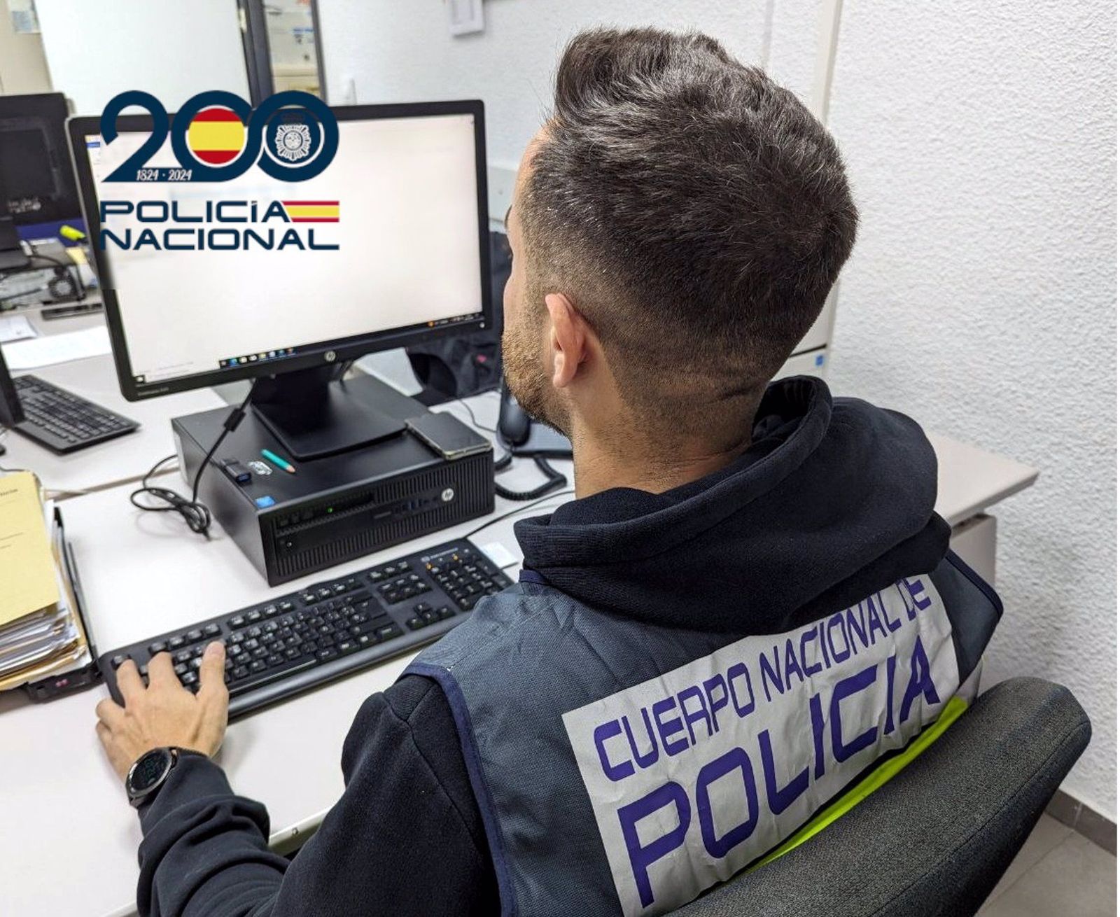 Se inaugura el primer curso de inglés asíncrono organizado por la Policía Nacional para el que la Policía se ha aliado con creadores de contenido de plataformas como TikTok, Youtube e Instagram y al que ya se han pre
