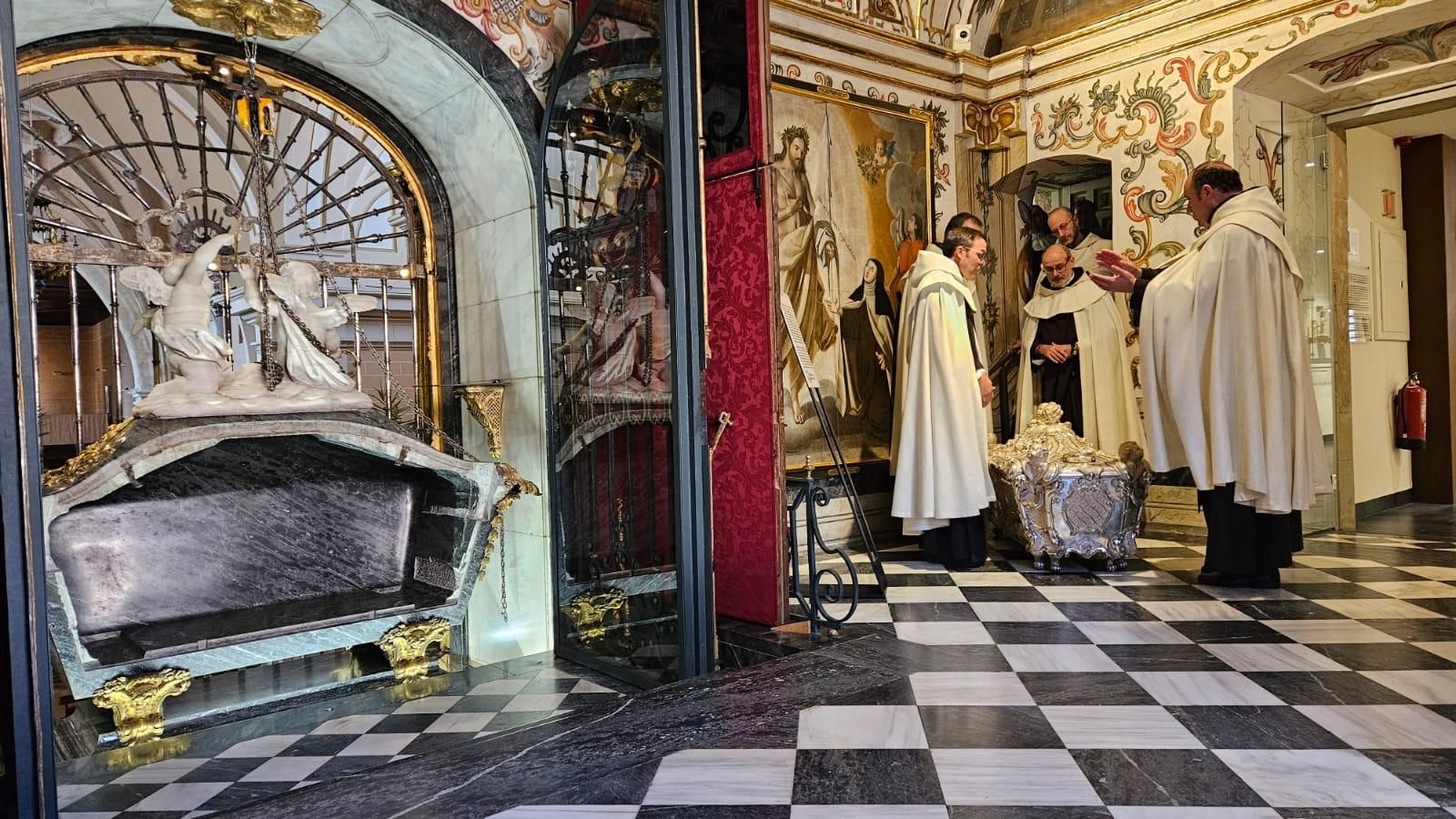 Concluye la primera fase del estudio del sepulcro de Santa Teresa