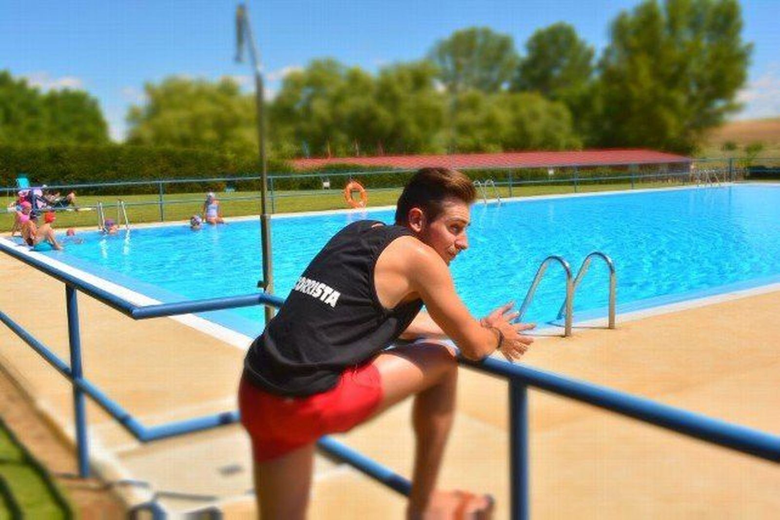 Ganemos crítica la “falta de control” en la contratación de monitores de piscinas en los pueblos