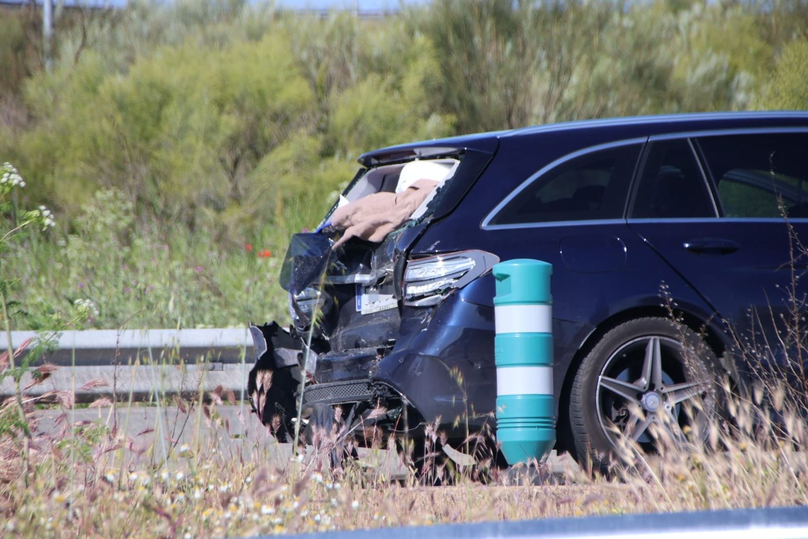 Colisión entre un camión y un turismo junto al puente de la Salud