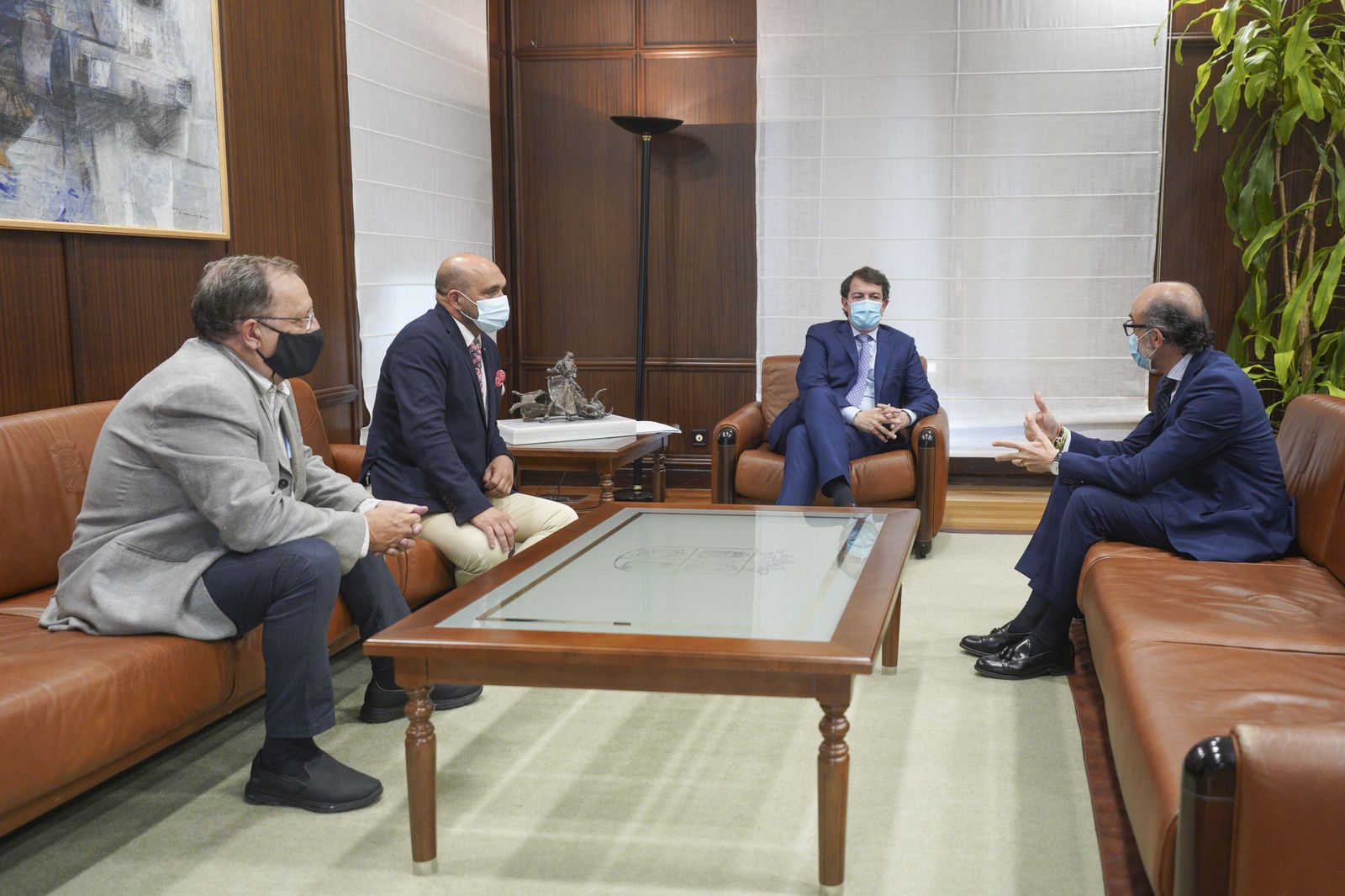 Reunión de Alfonso Fernández Mañueco con la Confederación de Hostelería y Turismo