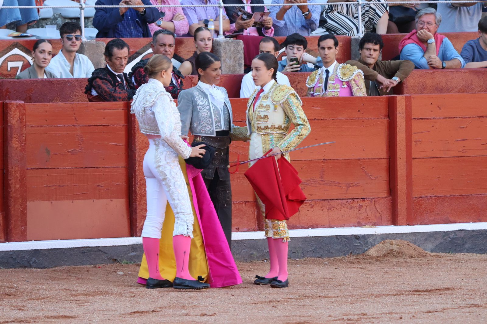 La Glorieta revive el aroma de la feria taurina con el primer festejo: Lea Vicens, Raquel Martín y Olga Casado