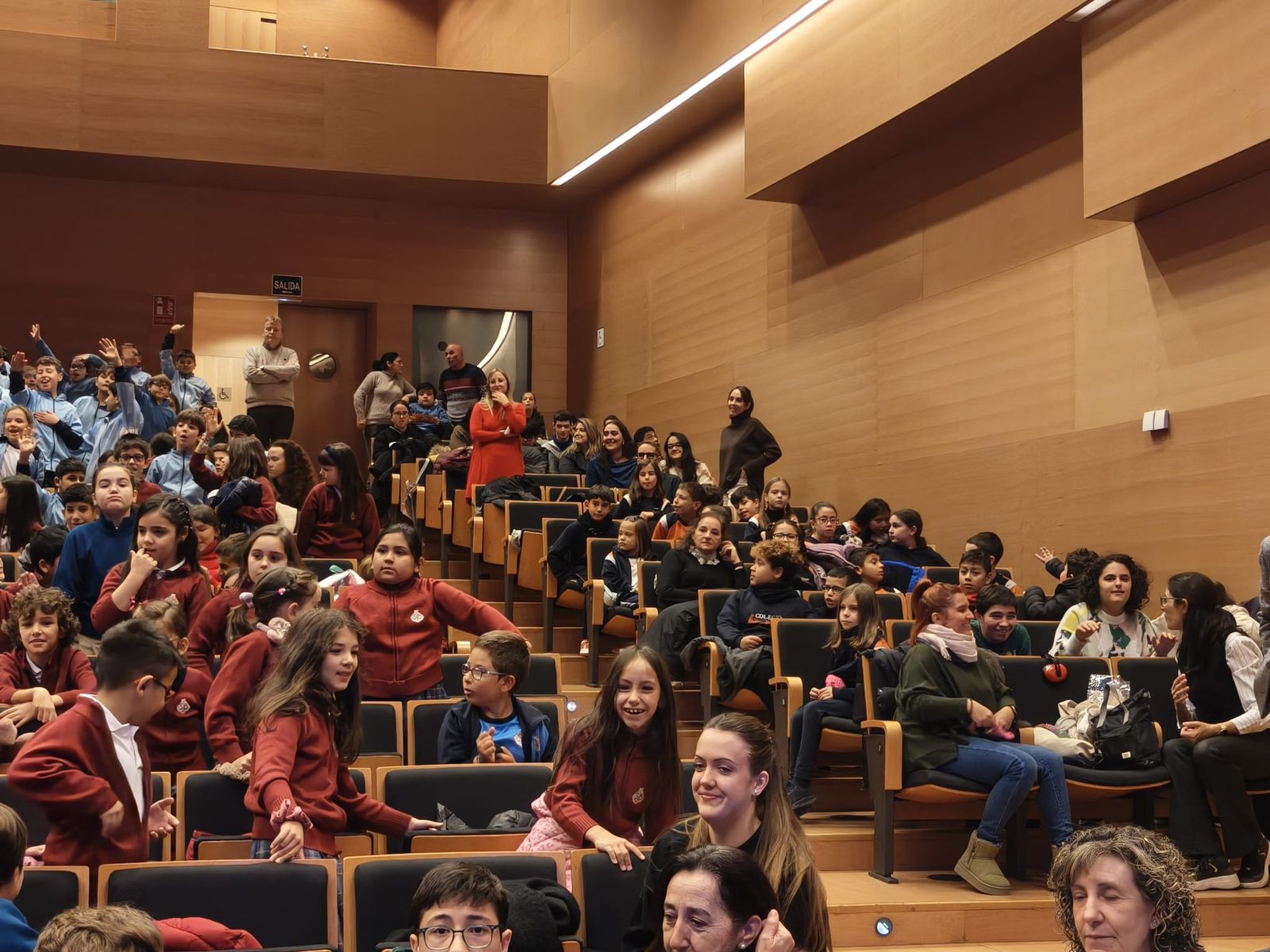 Los niños del concurso de dibujo de reciben sus diplomas premiados de las manos del alcalde por el Día Internacional de los Derechos de la Infancia