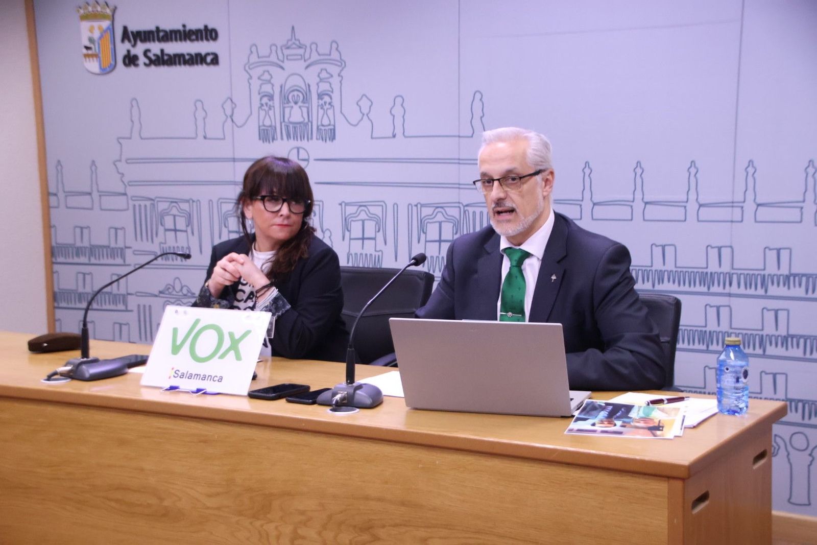Rueda de prensa de Pérez de la Sota y Maria Carpio Rueda de prensa de Pérez de la Sota y Maria Carpio