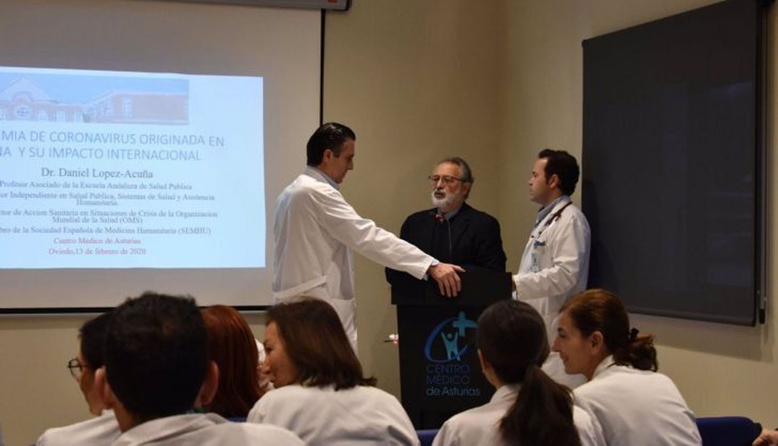 El epidemiologo lopez acuna en un acto previo a la pandemia de covid 1 728x418