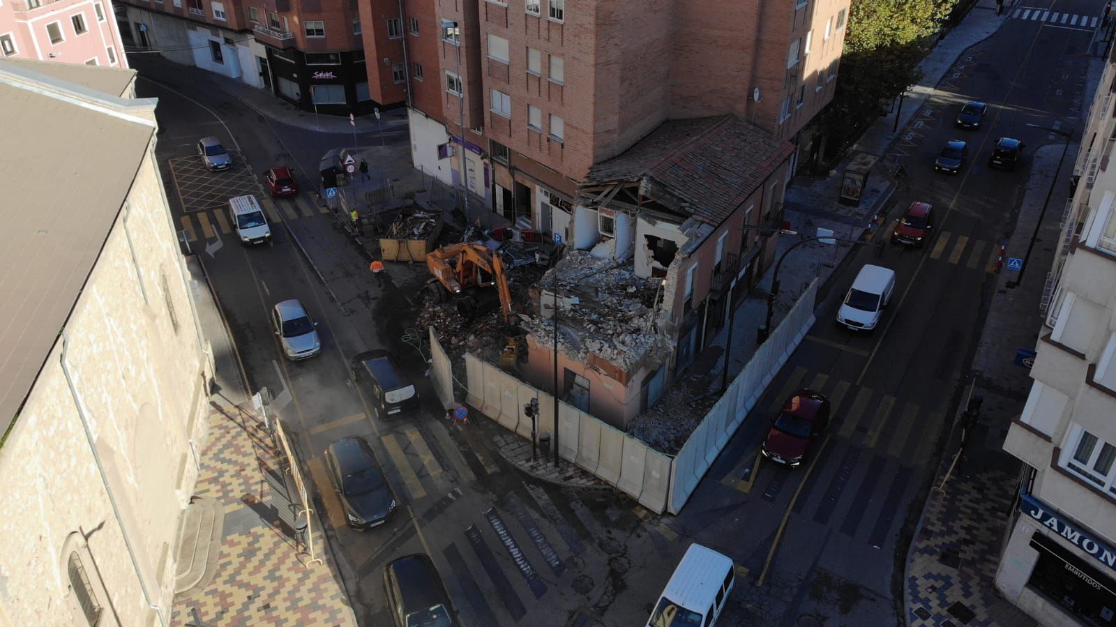Derribo del inmueble entre la Plaza de Puebla de Sanabria y la Plaza de San Lázaro