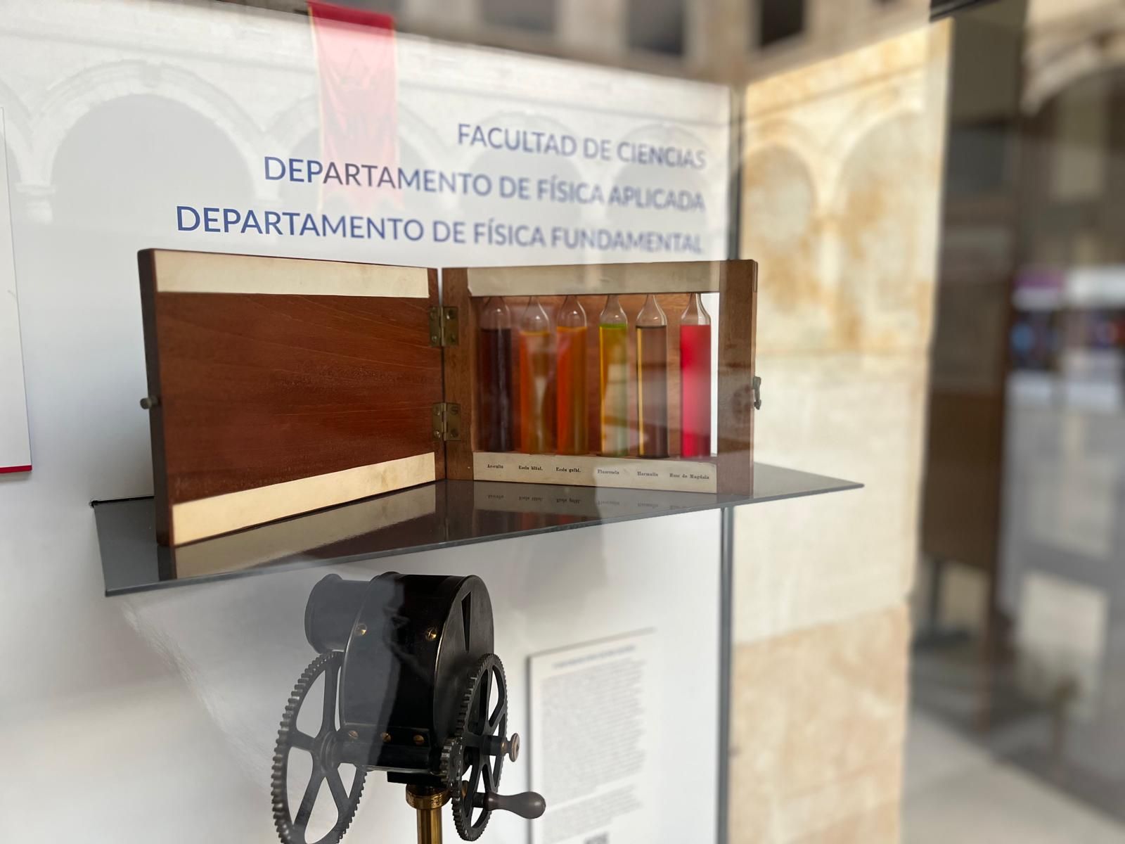 Colección del Laboratorio de Física en el Claustro del Edificio Trilingüe de la Facultad de Ciencias