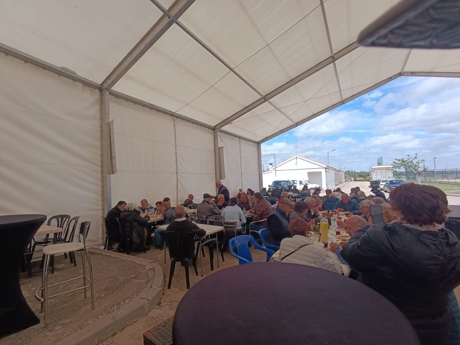 Los vecinos de Cabrillas disfrutan de una caldereta por las fiestas de San Isidro