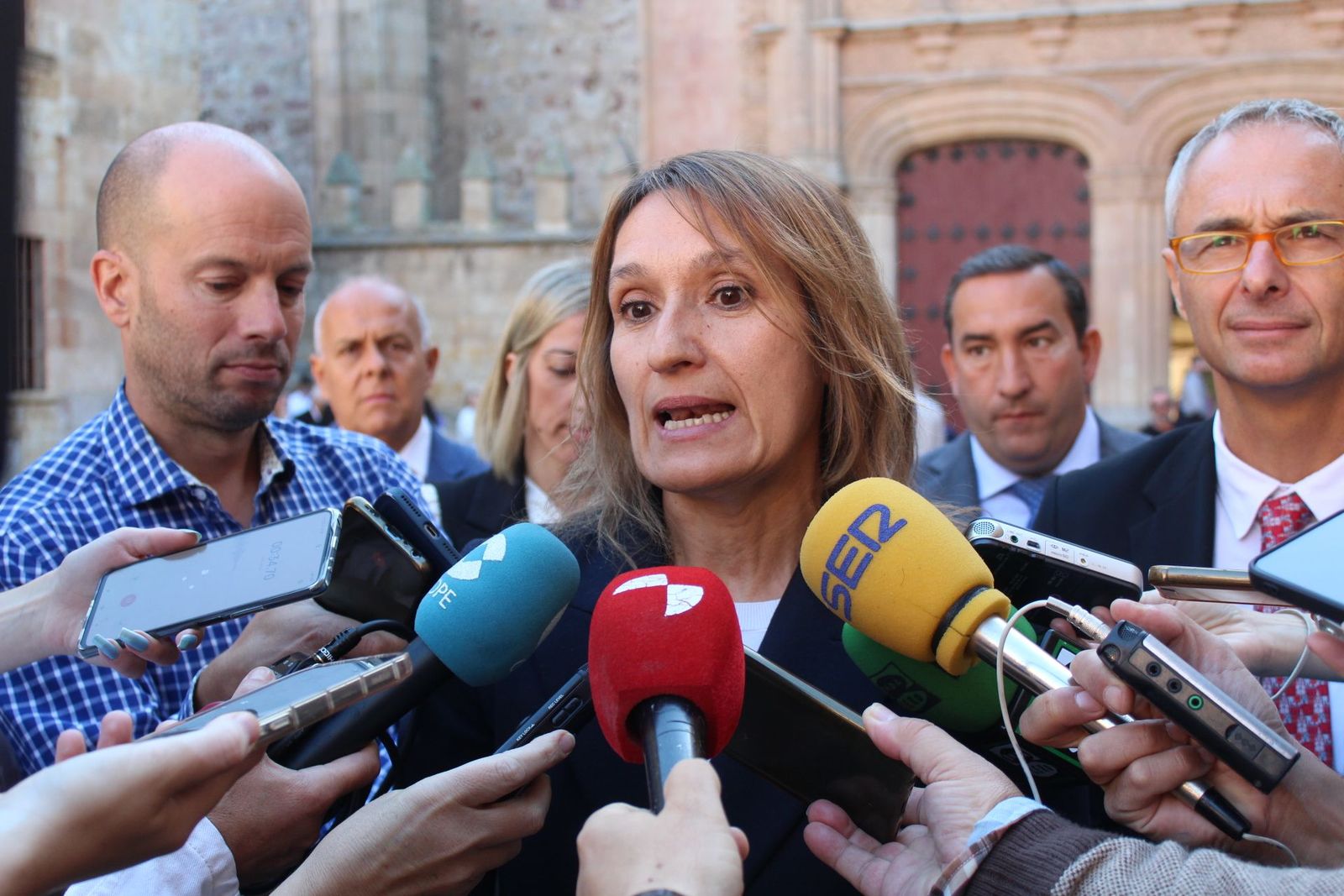 El rector de la USAL, Ricardo Rivero y la consejera de Educación de la Junta de Castilla y León, Rocío Lucas en la inauguración del curso escolar