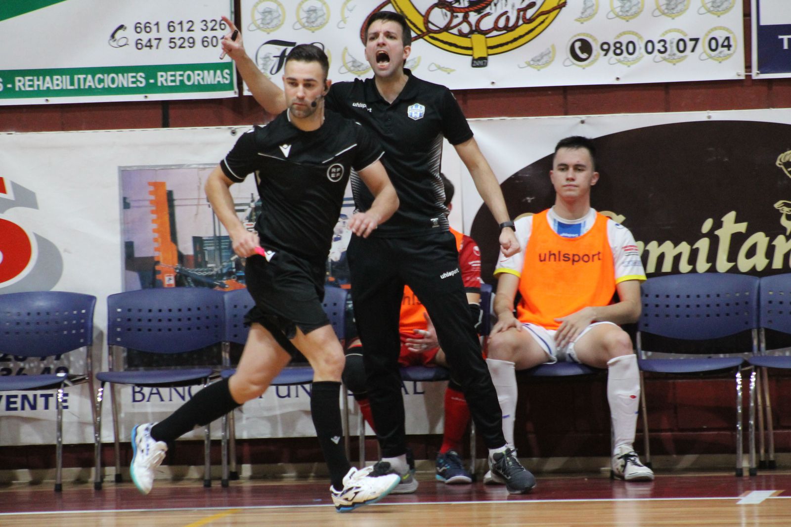 Marcos Vara dando instrucciones durante un partido esta temporada en La Rosaleda.