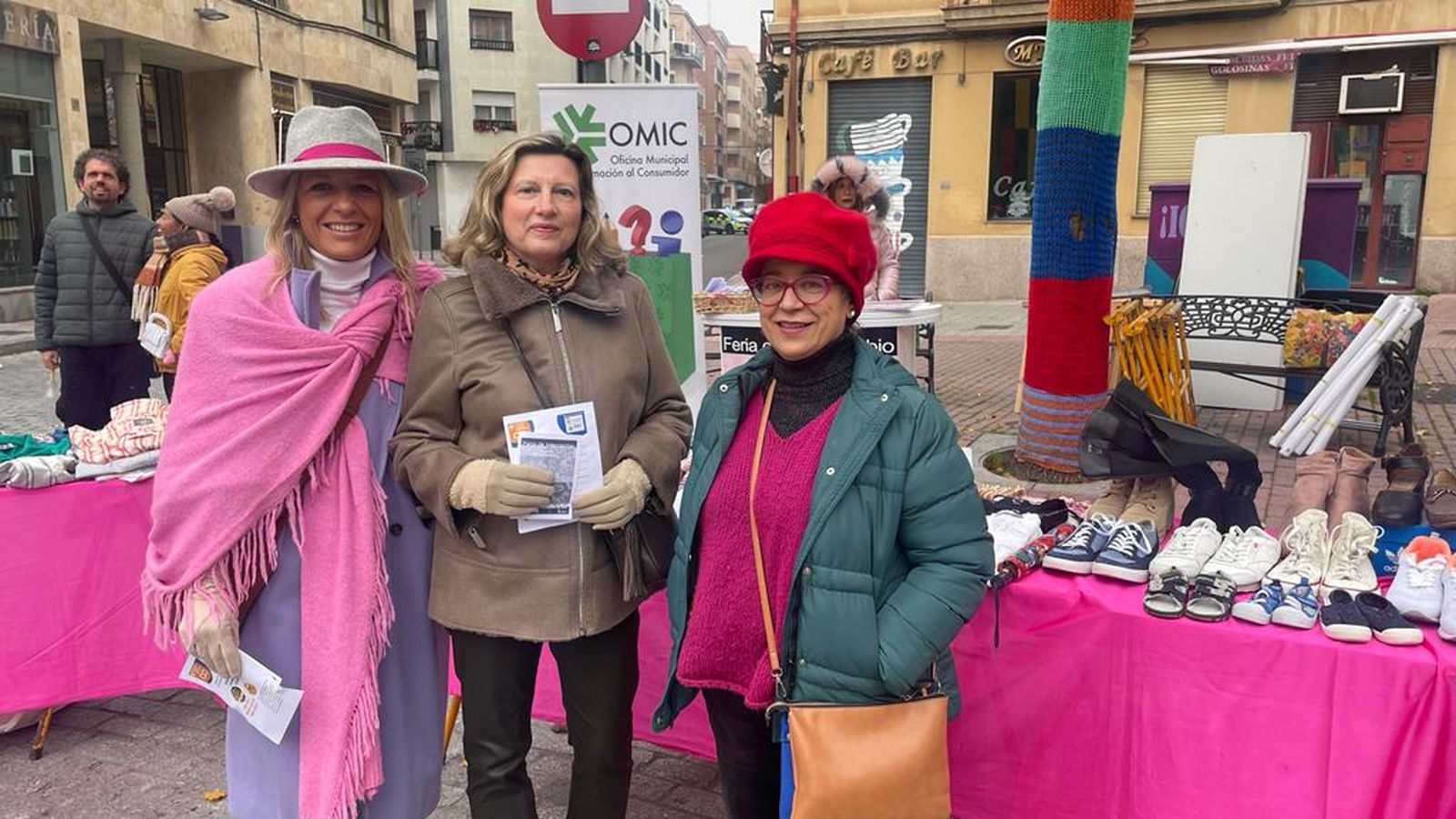 Vega Villar y María José Coca en la Feria de Intercambio del Barrio del Oeste