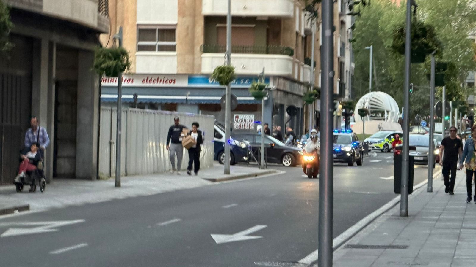 Agentes de la Policía Local y Nacional de Salamanca en la calle Juan Picornell