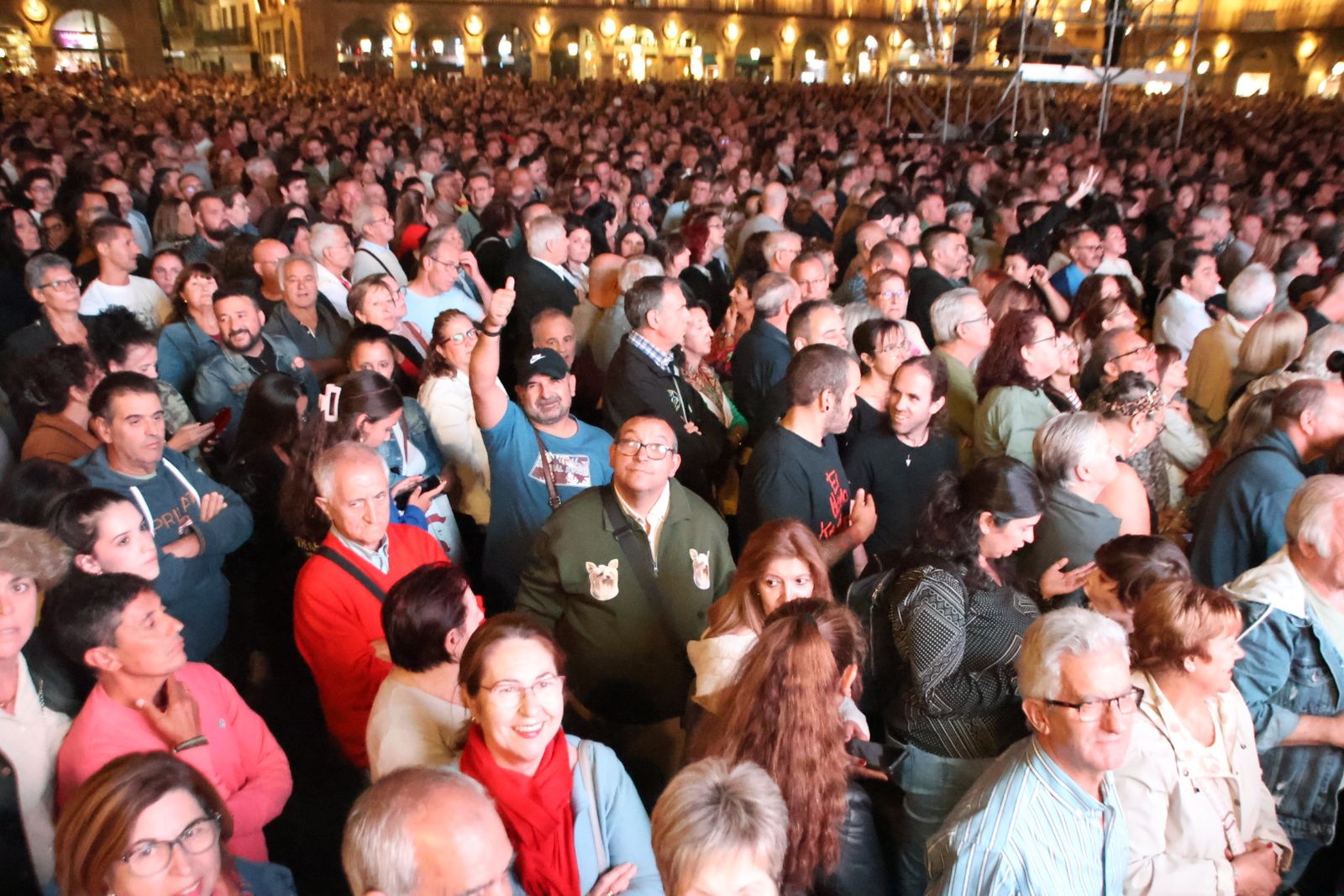 Medina Azahara hace vibrar a la Plaza Mayor de Salamanca con su eterno y emblemático rock