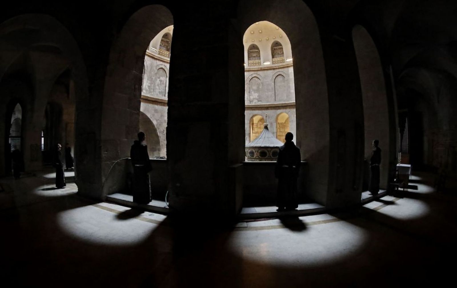 Frailes franciscanos observan la Tumba de Cristo desde una galeria en la iglesia del Santo Sepulcro en Jerusalen AFP Thomas