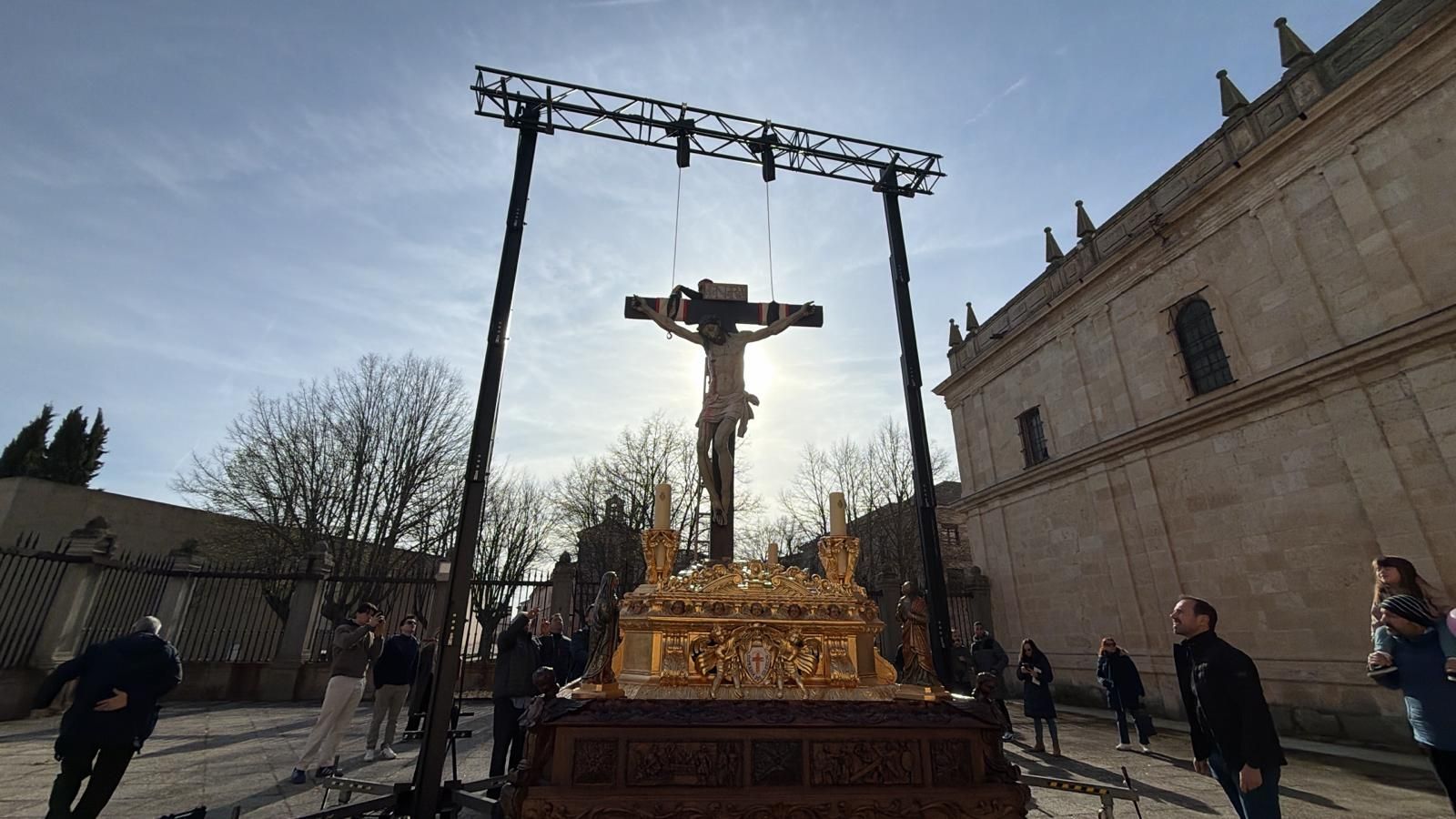 Colocación del Cristo de las Injurias en su mesa procesional