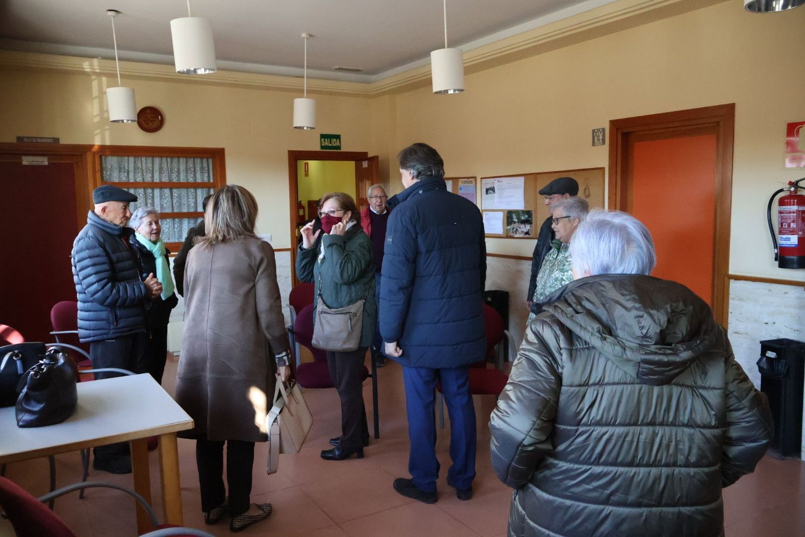 Carlos García Carbayo, visita la Asociación de Mayores de Puente Ladrillo