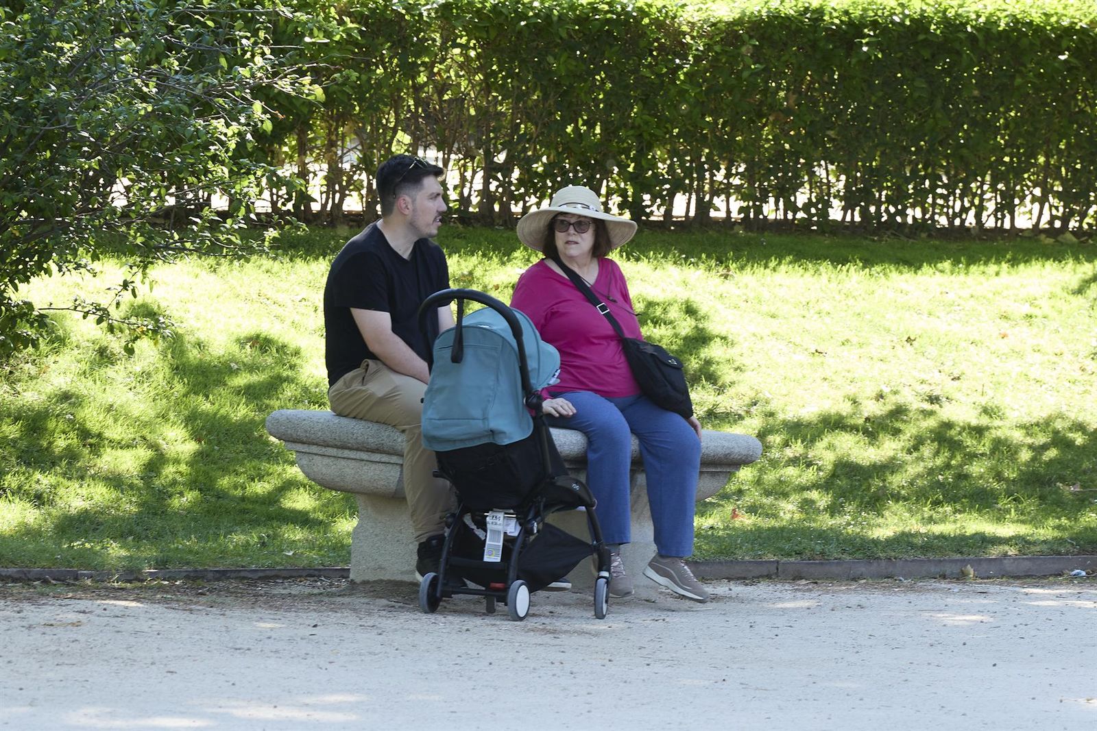 Un hombre y una mujer con un carrito de bebé en el parque de El Retiro.   Jesús Hellín   Europa Press   Archivo