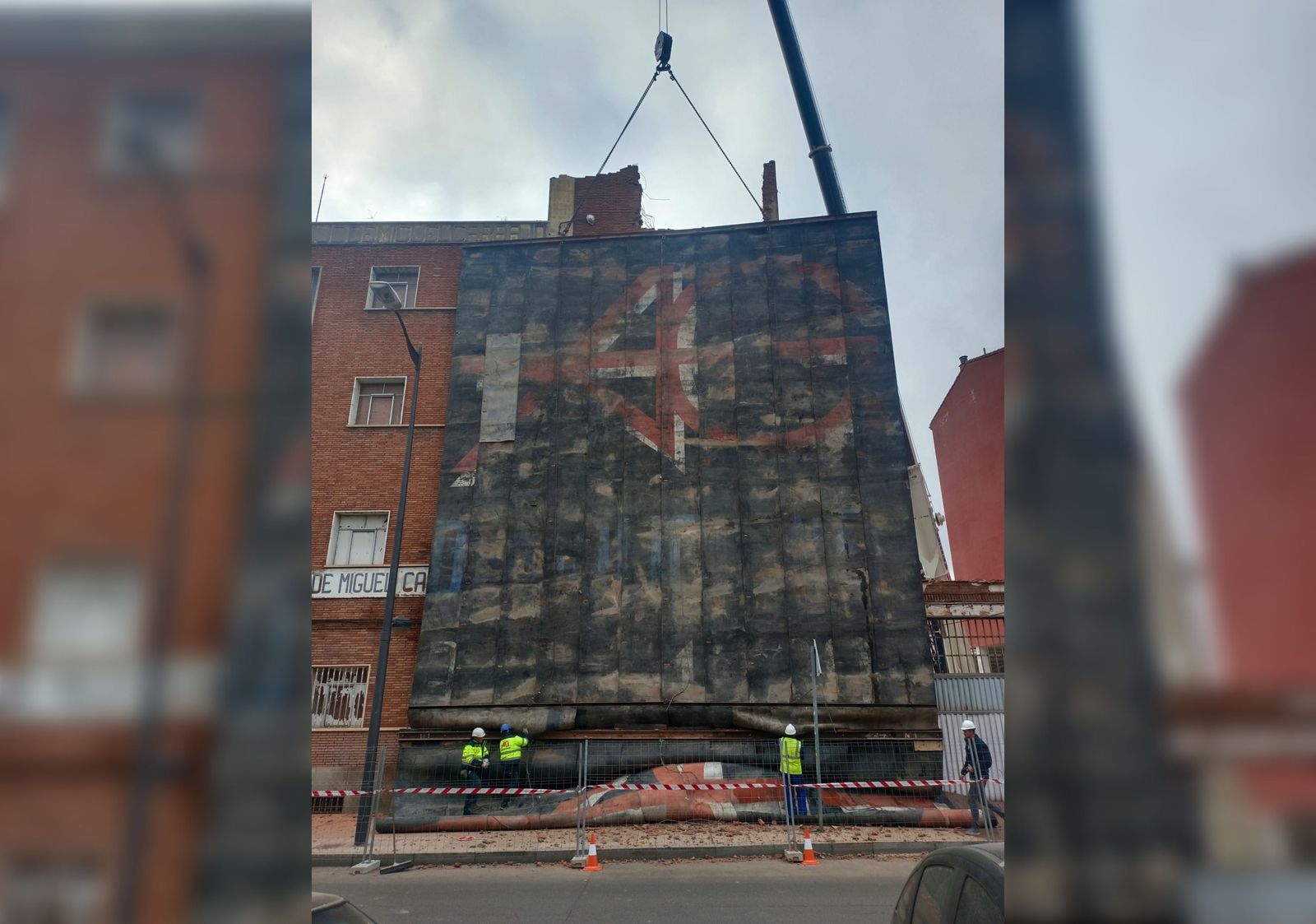 Instalación de una enorme lona como paso previo al derribo de la fachada