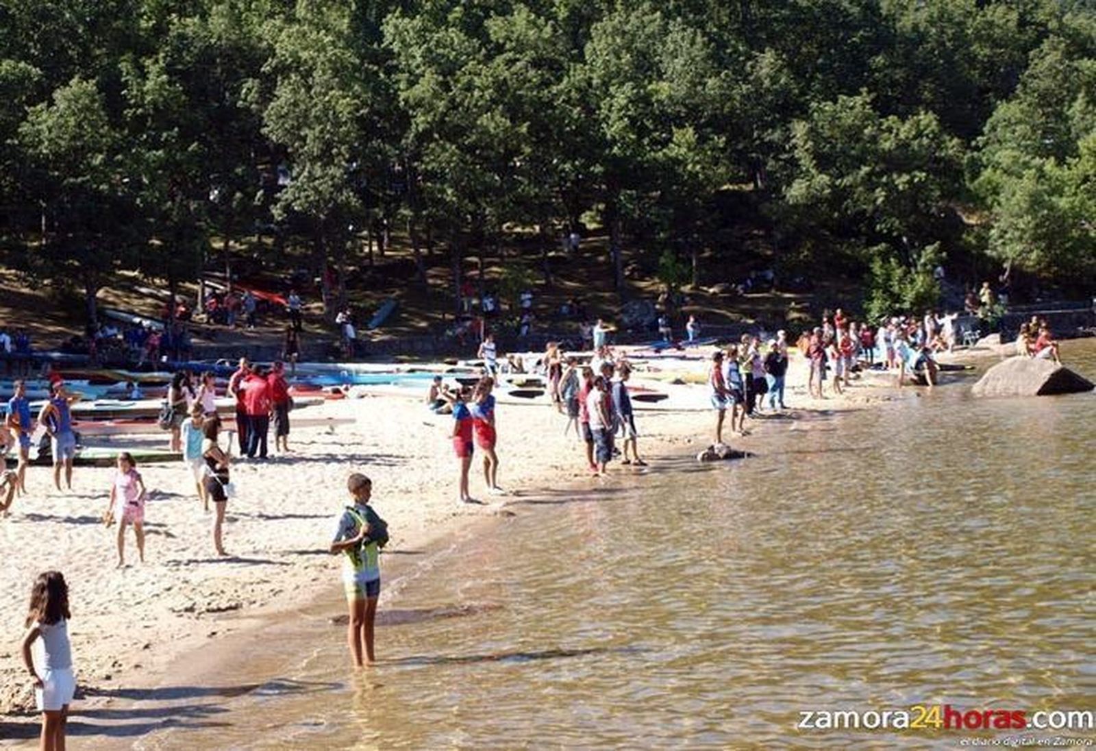 Más de 400 palistas surcaron el Lago de Sanabria en la 52ª Regata Internacional