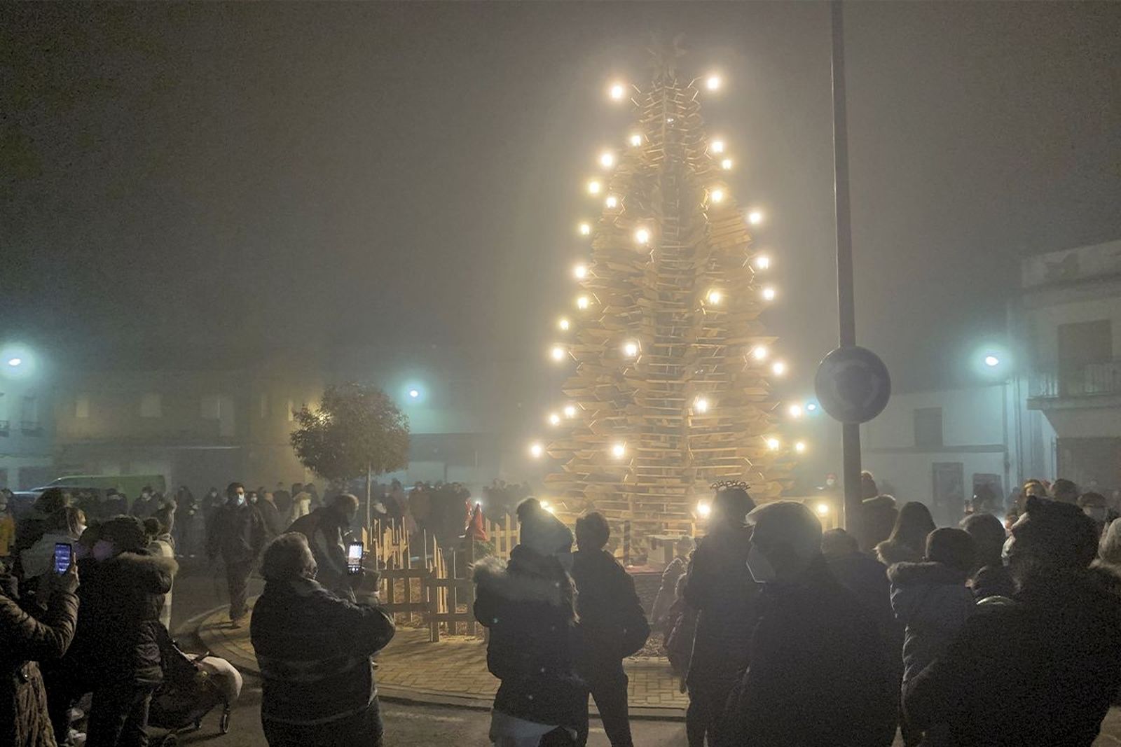 Decenas de vecinos acuden al encendido del árbol de Navidad en Villoruela. Decenas de vecinos acuden al encendido del árbol de Navidad en Villoruela.