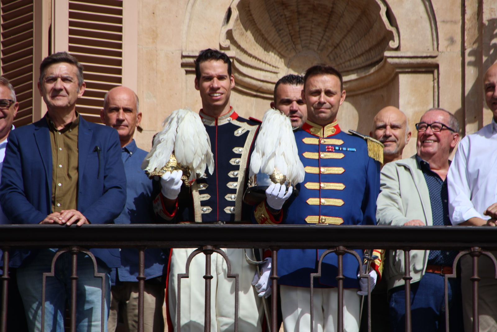 El alcalde de Salamanca, Carlos García Carbayo, recibe miembros y antiguos  miembros de la Escolta de Gran Gala de la Policía Local