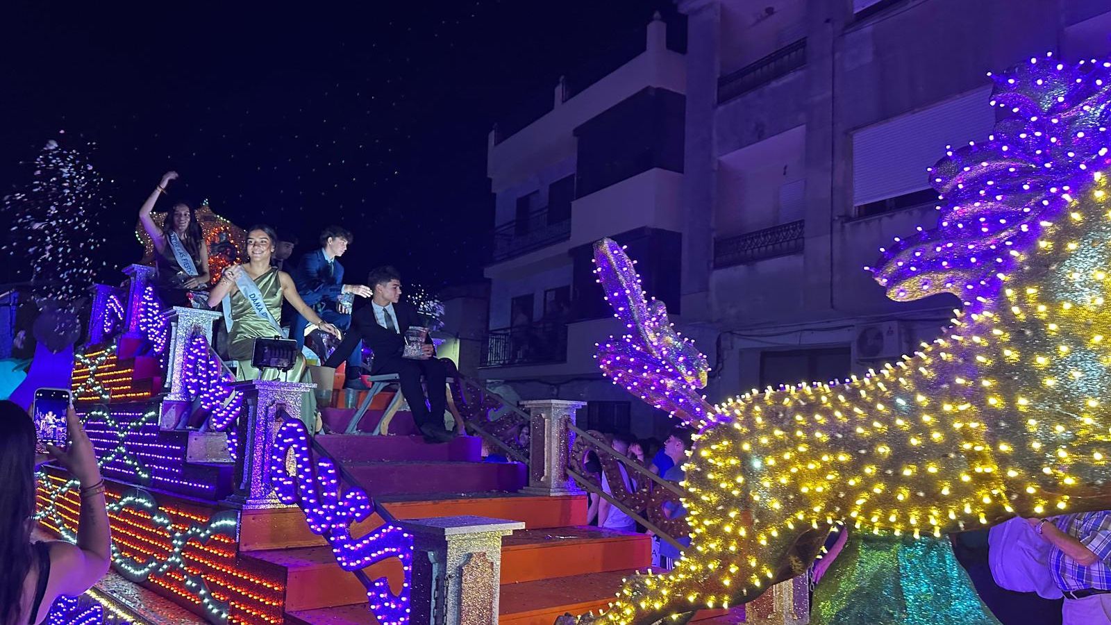 El desfile de carrozas de Aldeadávila vuelve a llenar de luz y color las calles en sus fiestas