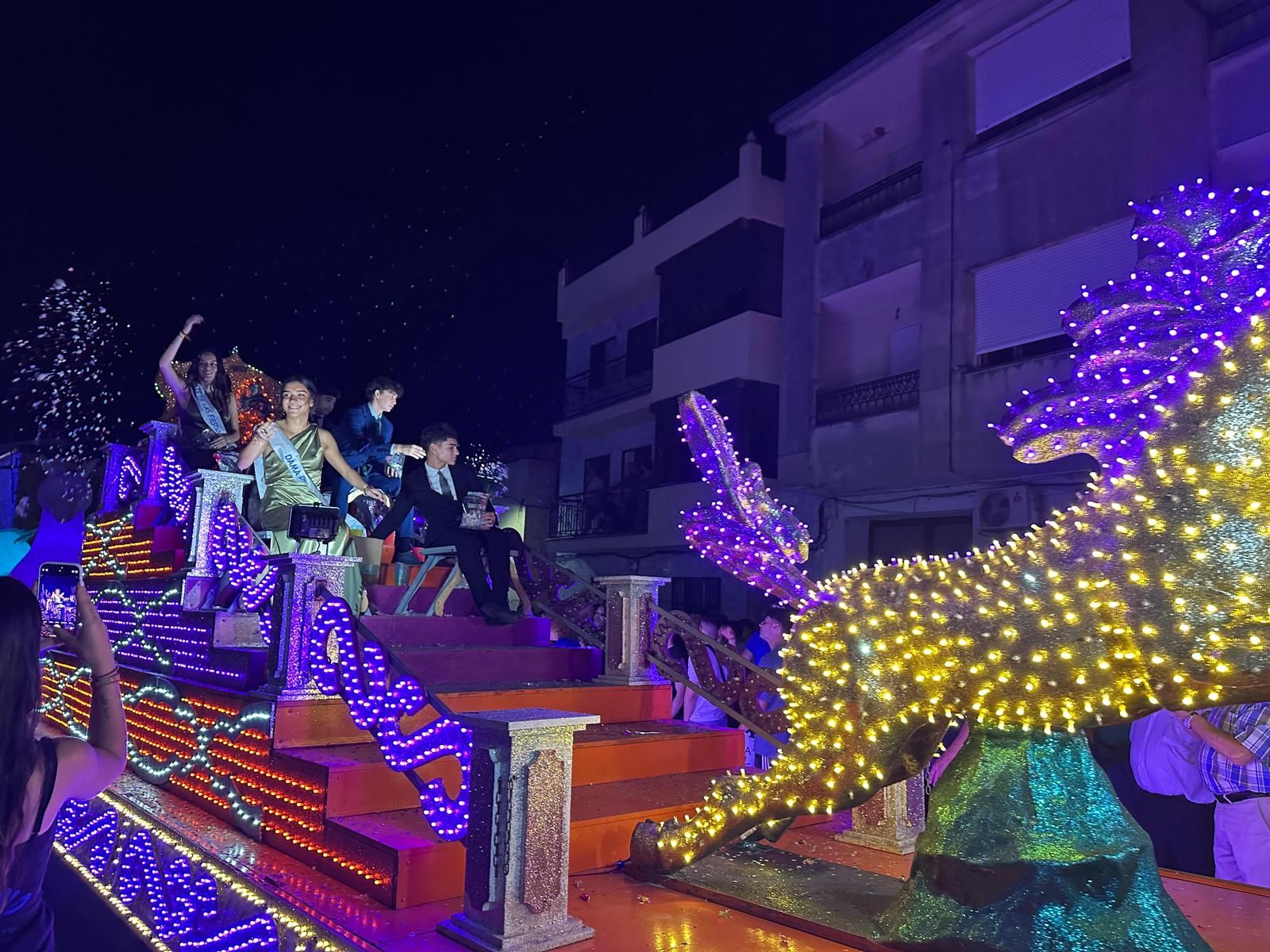 El desfile de carrozas de Aldeadávila vuelve a llenar de luz y color las calles en sus fiestas