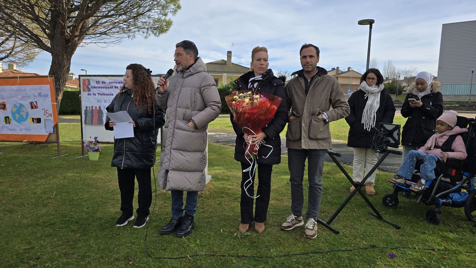 Ofrenda floral y lectura del manifiesto institucional por el Día Contra la Violencia de Género