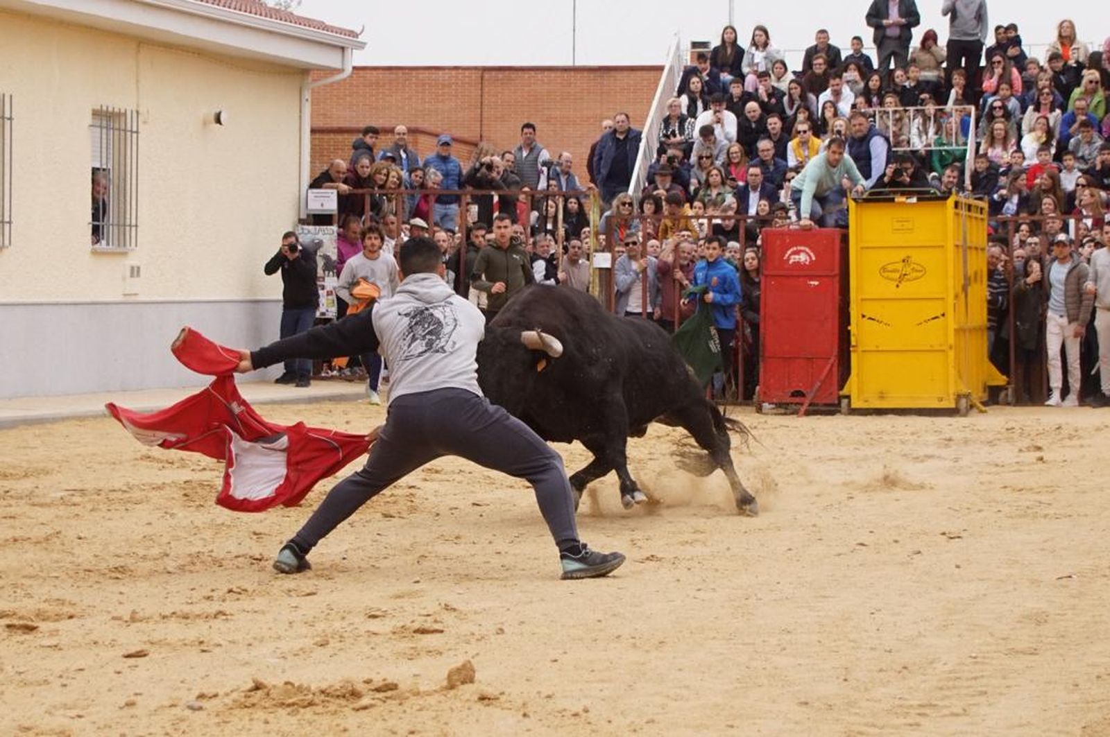 ambiente-y-participacion-durante-el-toro-del-voto-en-villoria-suelta-de-dos-toros-del-cajon-foto-juanes-17