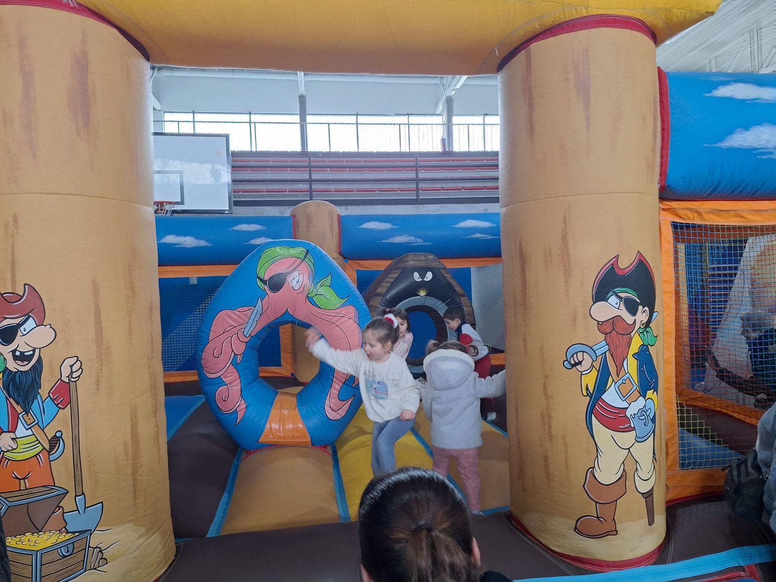 Hinchables, mercadillo y visita de papa Noel en Villamayor (14).jpeg