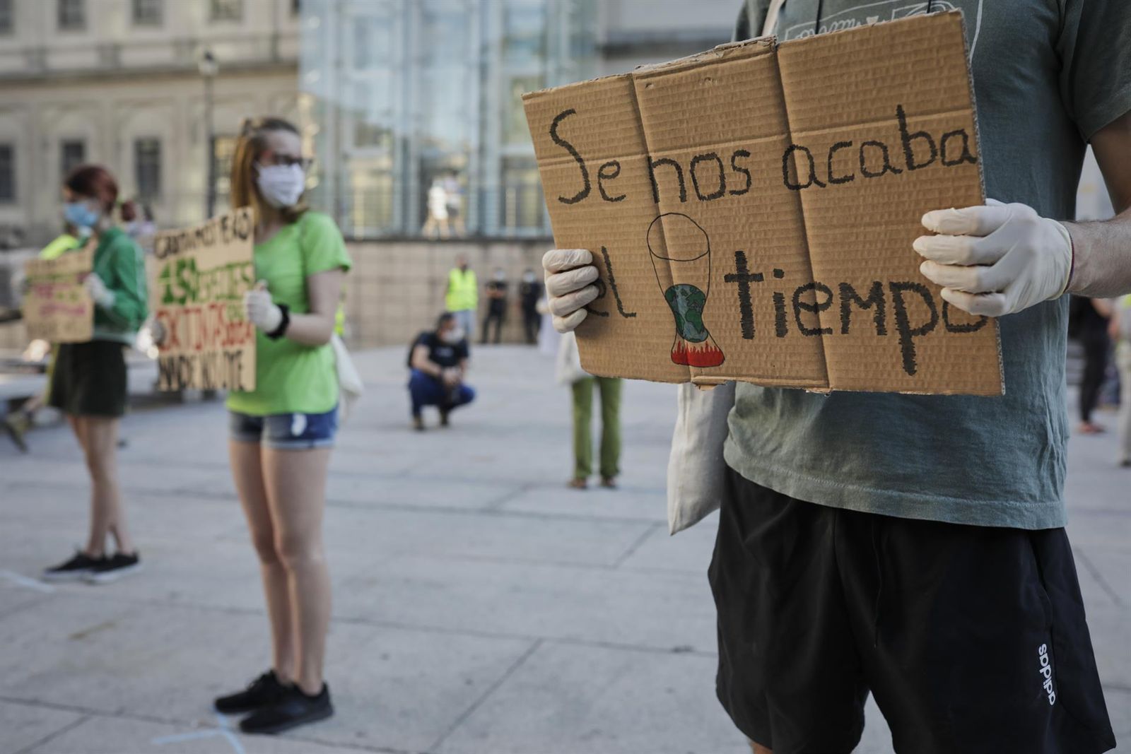 Un grupo de jóvenes realiza una acción por la justicia social y ambiental llevada a cabo por las plataformas 2020 Rebelión por el Clima y Alianza por el Clima en Madrid (España) el 5 de junio de 2020 | FOTO EP